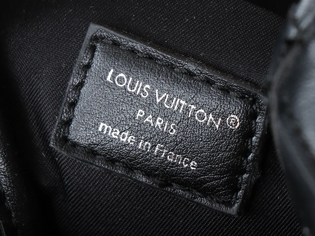 💰260💰Upgraded original M13985 full leather black, official small size M14017 pure presbyopic Noe Cargo is a compact bucket bag, made of shiny cow leather, showing a nylon-like technological luster, and the lining is made of deep-toned fabric. Metal parts, including the LV letters attached to a ball chain, are the only color-coordinated elements on this monochromatic bag. Roomy front pocket inside. ·Cow leather trim fabric lined with hardware Drawstring and metal closure main compartment LV pendant zip puller ·Pearl rivets Louis Vuitton Paris patch ·Zip front pocket Shoulder strap: Removable, adjustable strap Half length: 40.0 cm Dimensions: 24✘22✘16cm (H✘L✘W)