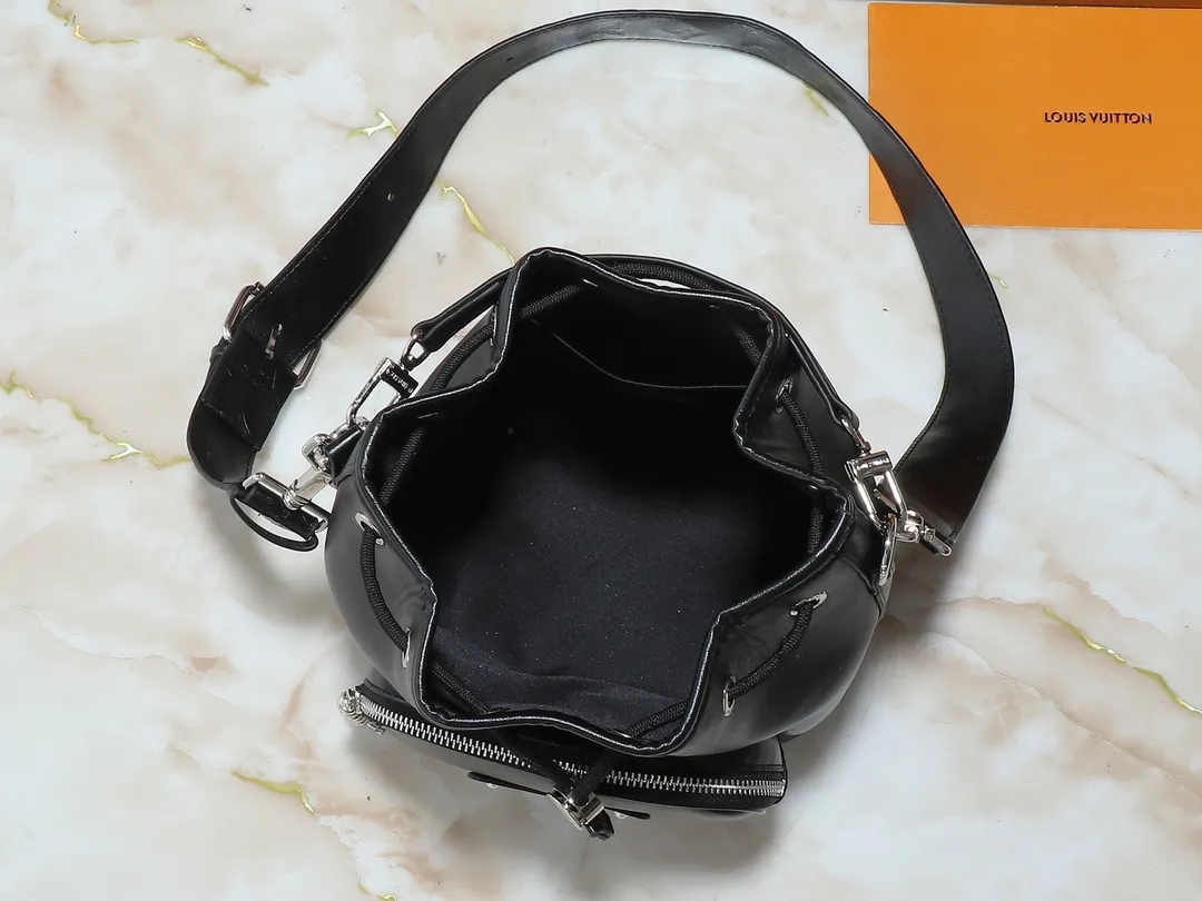 💰260💰Upgraded original M13985 full leather black, official small size M14017 pure presbyopic Noe Cargo is a compact bucket bag, made of shiny cow leather, showing a nylon-like technological luster, and the lining is made of deep-toned fabric. Metal parts, including the LV letters attached to a ball chain, are the only color-coordinated elements on this monochromatic bag. Roomy front pocket inside. ·Cow leather trim fabric lined with hardware Drawstring and metal closure main compartment LV pendant zip puller ·Pearl rivets Louis Vuitton Paris patch ·Zip front pocket Shoulder strap: Removable, adjustable strap Half length: 40.0 cm Dimensions: 24✘22✘16cm (H✘L✘W)