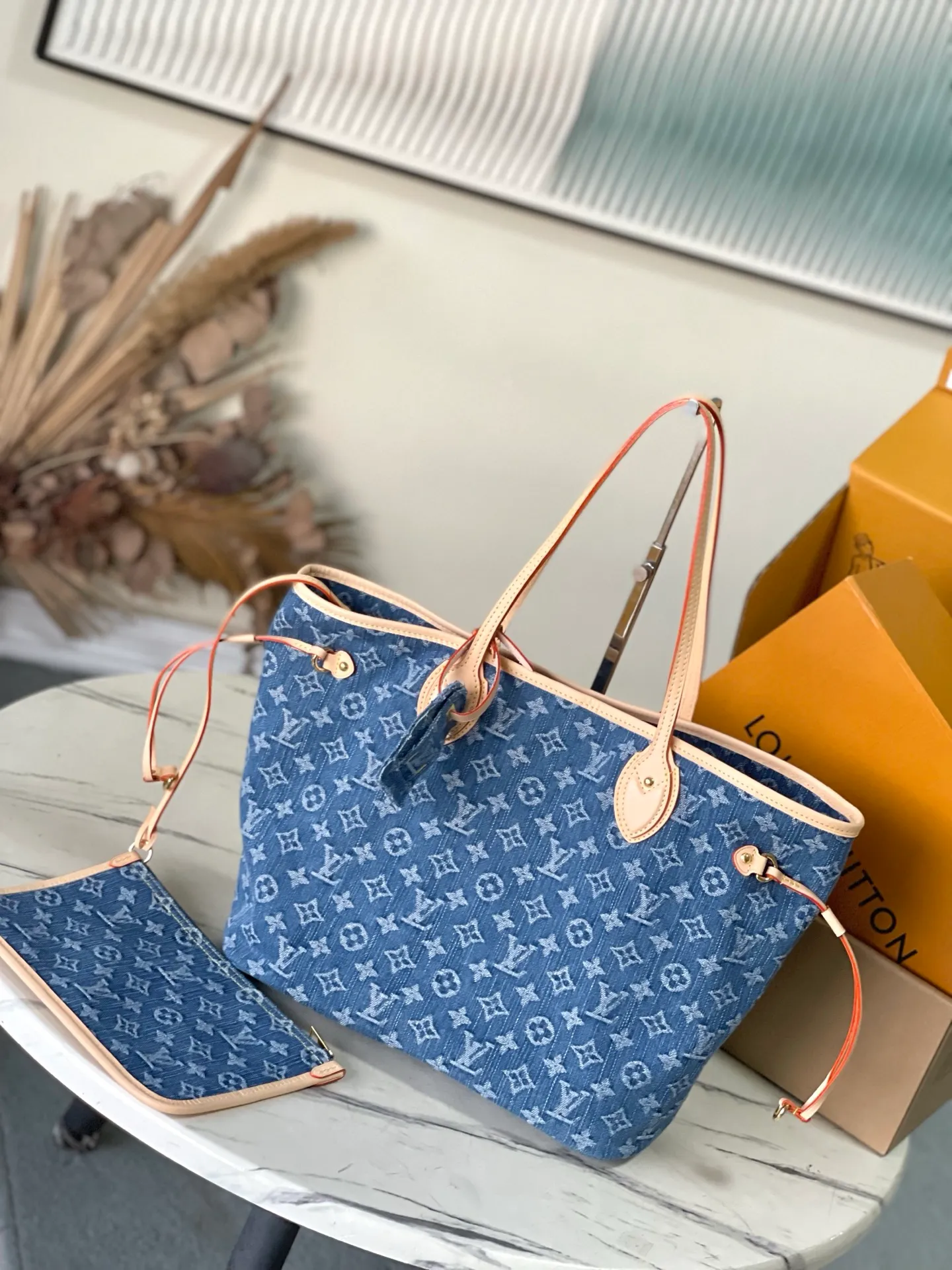 💰1220 Top original order M13192 This medium-sized Neverfull handbag is made of Monogram denim with cow leather trim. The adjustable straps on the side can flexibly tighten the silhouette, making it a classic choice for urban travel. There is plenty of space to easily store a 13-inch laptop, and multiple pockets such as a detachable zipper bag complete the functionality. Dimensions: 31 × 28 × 14 cm