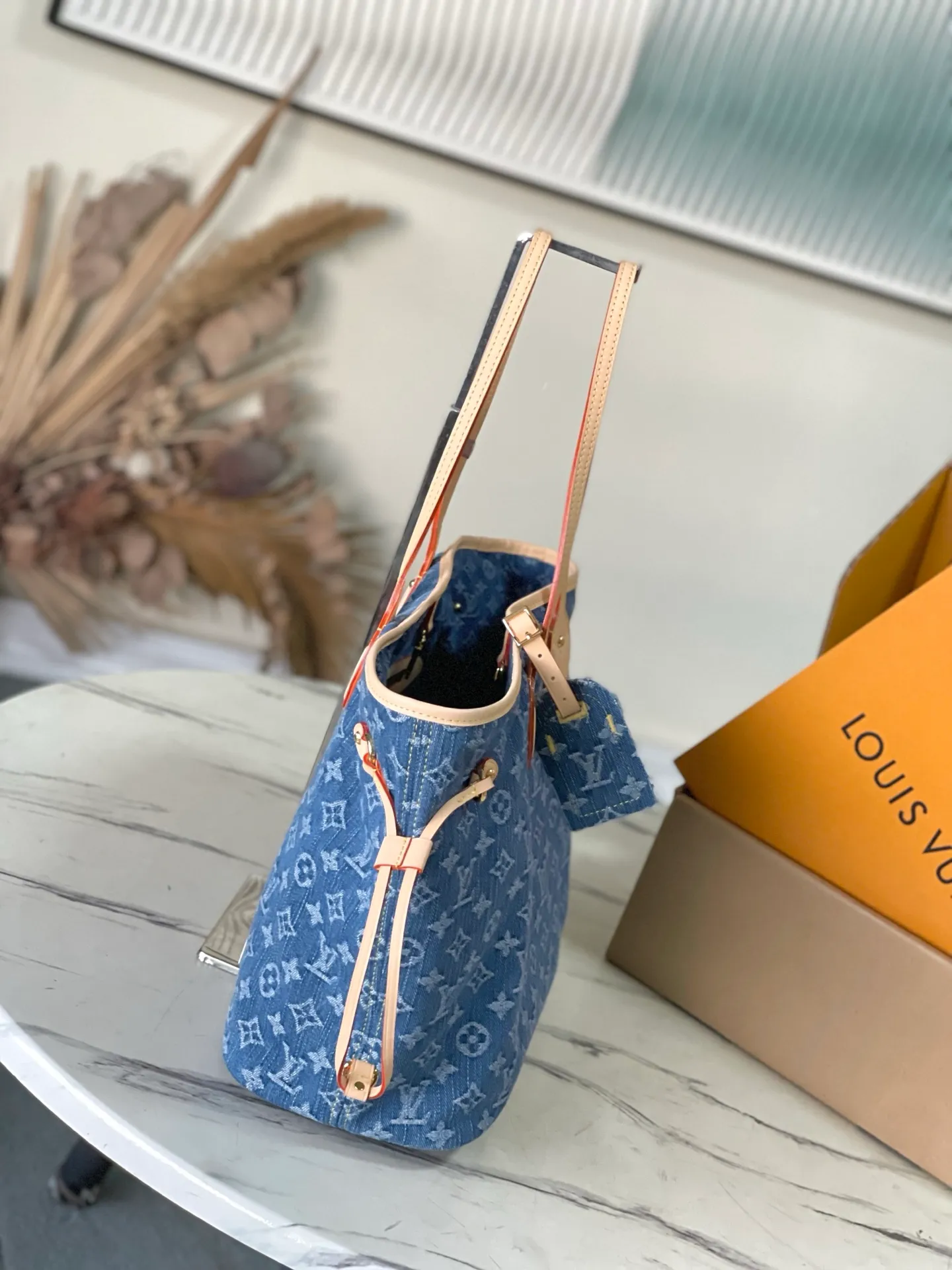 💰1220 Top original order M13192 This medium-sized Neverfull handbag is made of Monogram denim with cow leather trim. The adjustable straps on the side can flexibly tighten the silhouette, making it a classic choice for urban travel. There is plenty of space to easily store a 13-inch laptop, and multiple pockets such as a detachable zipper bag complete the functionality. Dimensions: 31 × 28 × 14 cm