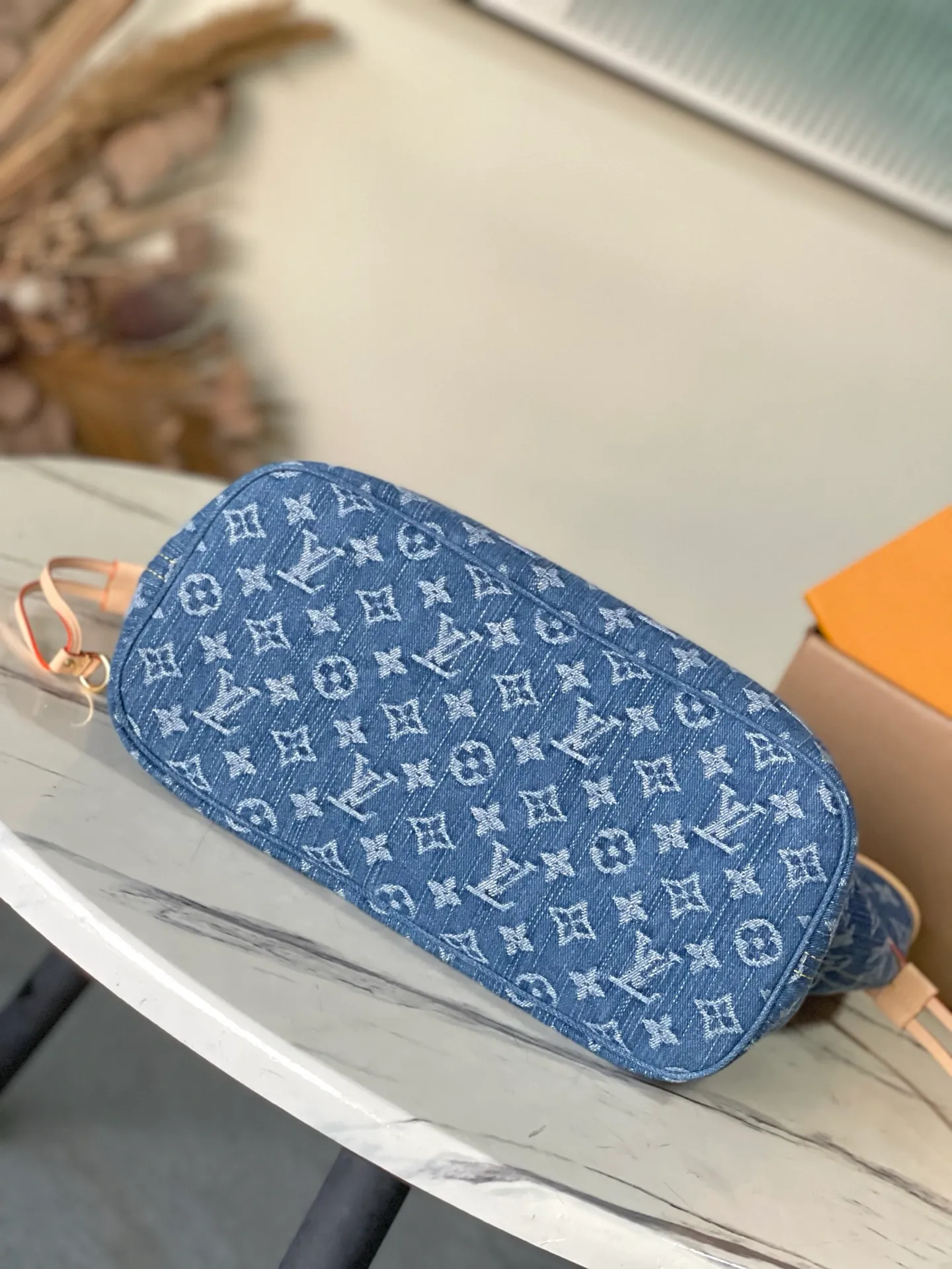 💰1220 Top original order M13192 This medium-sized Neverfull handbag is made of Monogram denim with cow leather trim. The adjustable straps on the side can flexibly tighten the silhouette, making it a classic choice for urban travel. There is plenty of space to easily store a 13-inch laptop, and multiple pockets such as a detachable zipper bag complete the functionality. Dimensions: 31 × 28 × 14 cm