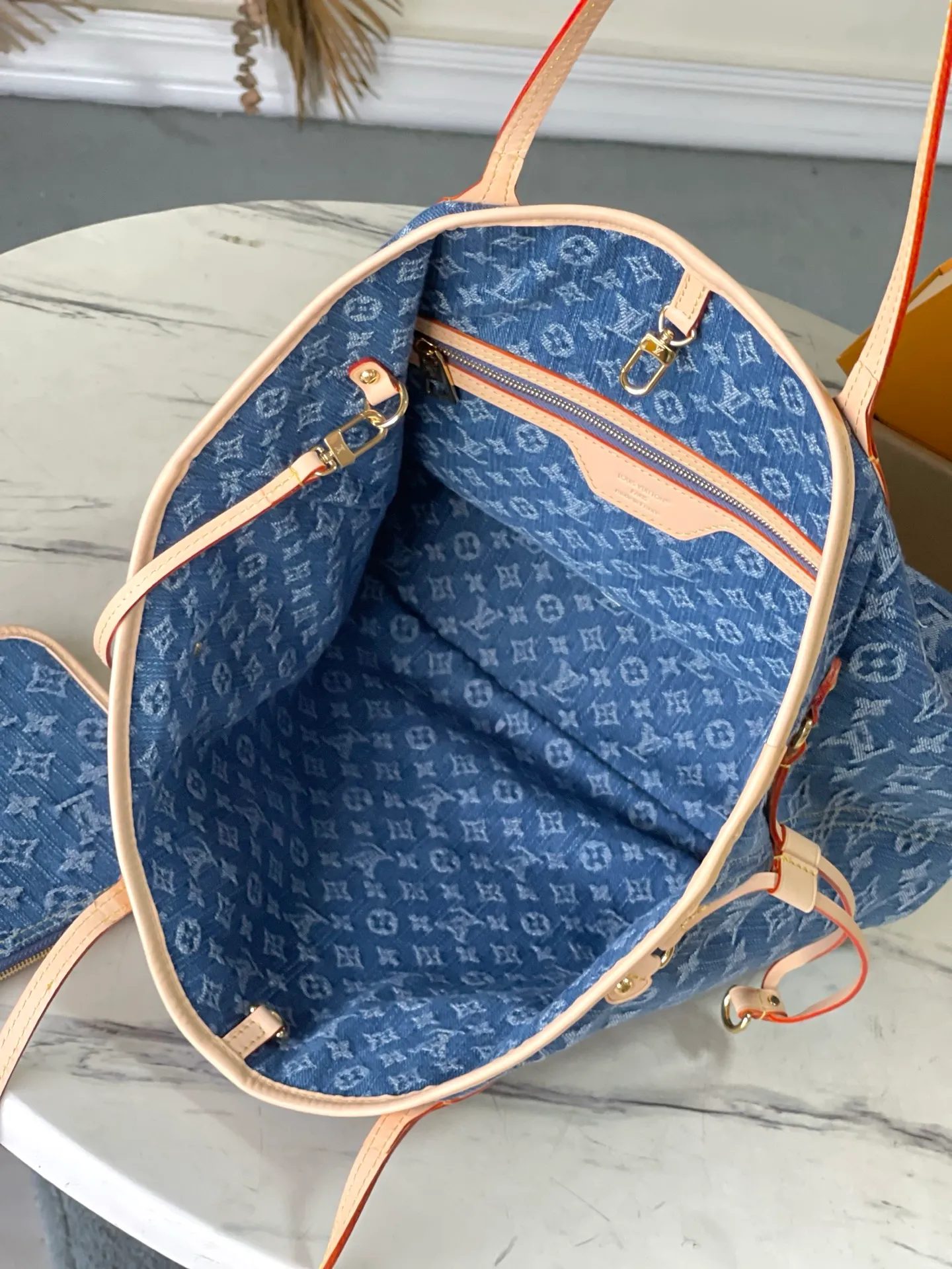 💰1220 Top original order M13192 This medium-sized Neverfull handbag is made of Monogram denim with cow leather trim. The adjustable straps on the side can flexibly tighten the silhouette, making it a classic choice for urban travel. There is plenty of space to easily store a 13-inch laptop, and multiple pockets such as a detachable zipper bag complete the functionality. Dimensions: 31 × 28 × 14 cm