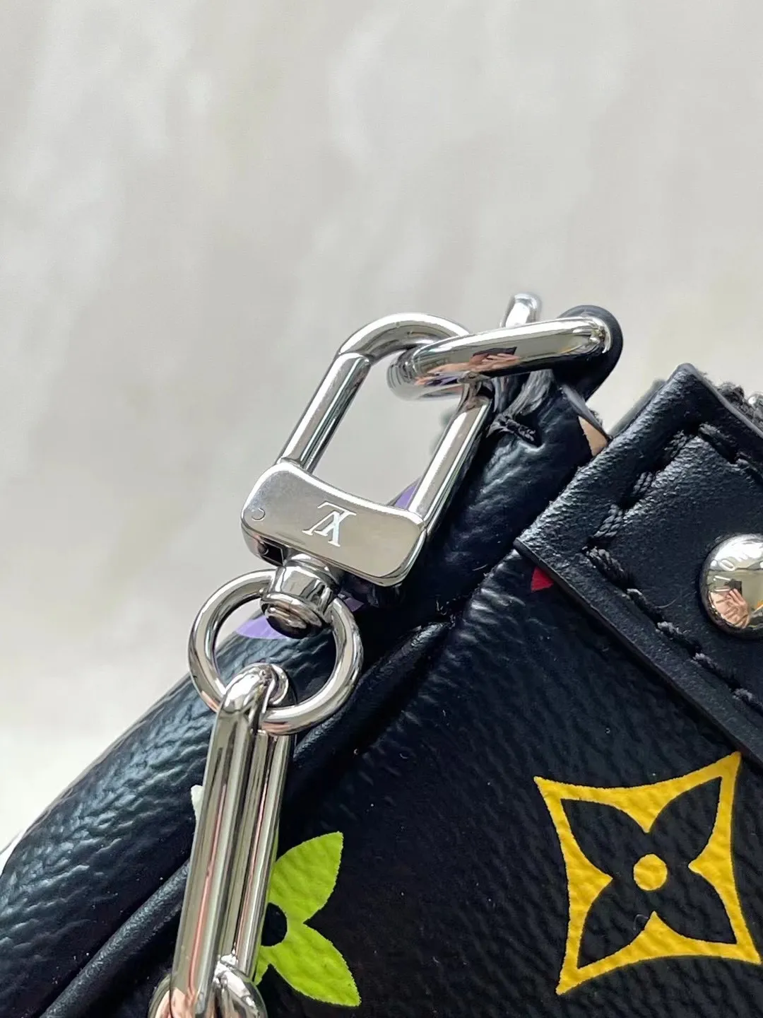 💰880 Top Original Order M13663 Black Color This Pochette Accessoires handbag is made of coated canvas and uses colorful Monogram patterns to interpret the smart style of the Louis Vuitton x Murakami cross-border collaboration series. Calf leather trim and dazzling hardware add to the sophisticated details, while the detachable shoulder strap and chain allow for flexible carry. 13 x 4 x 22 cm (height x width x length)