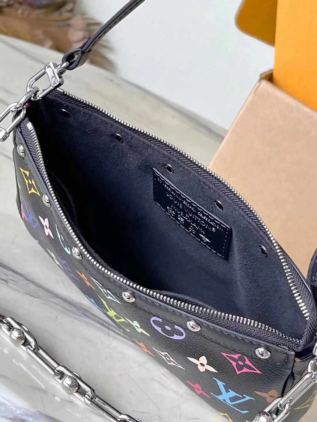 💰880 Top Original Order M13663 Black Color This Pochette Accessoires handbag is made of coated canvas and uses colorful Monogram patterns to interpret the smart style of the Louis Vuitton x Murakami cross-border collaboration series. Calf leather trim and dazzling hardware add to the sophisticated details, while the detachable shoulder strap and chain allow for flexible carry. 13 x 4 x 22 cm (height x width x length)
