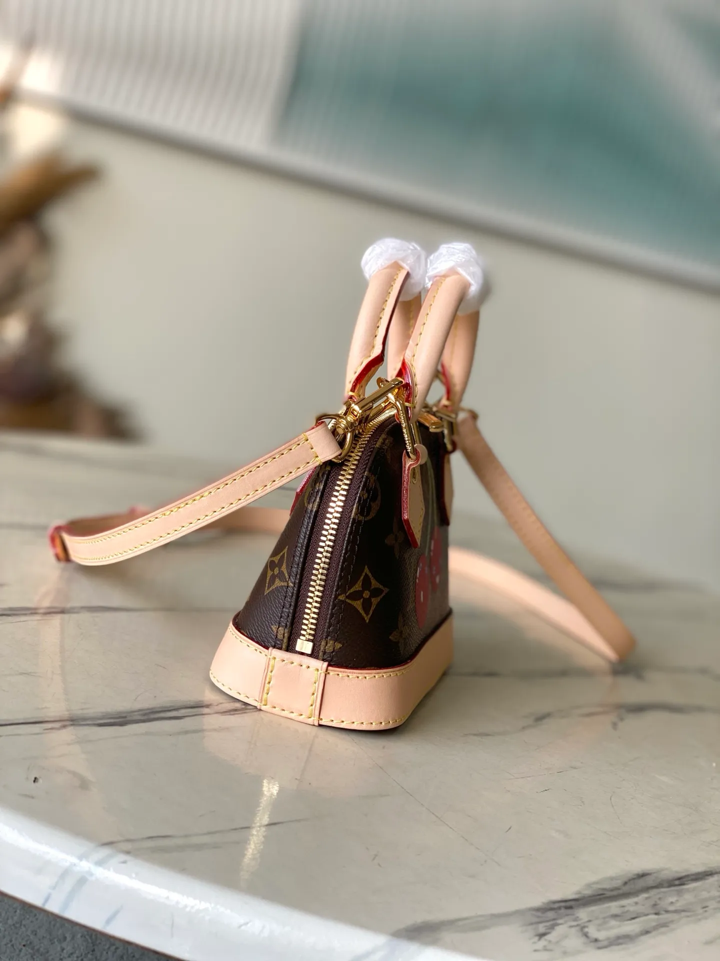 💰1100 Top Original Order M13416 This Nano Alma handbag combines Monogram coated canvas and cow leather trim, making the exquisite silhouette show the cherry pattern of the Louis Vuitton × Murakami replica series. The top handle and detachable and adjustable shoulder strap allow for a variety of carrying methods, and the internal space can accommodate daily needs such as a short wallet and a large smartphone. Dimensions: 18 × 12 × 8 cm