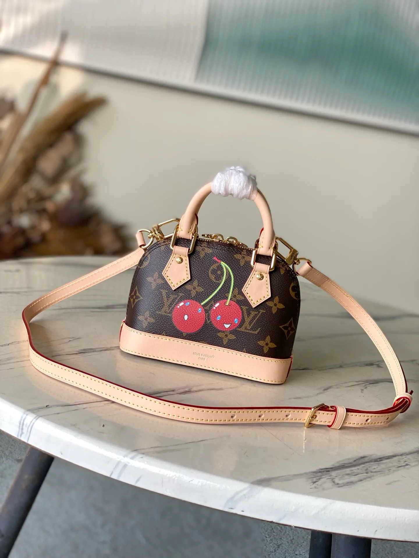 💰1100 Top Original Order M13416 This Nano Alma handbag combines Monogram coated canvas and cow leather trim, making the exquisite silhouette show the cherry pattern of the Louis Vuitton × Murakami replica series. The top handle and detachable and adjustable shoulder strap allow for a variety of carrying methods, and the internal space can accommodate daily needs such as a short wallet and a large smartphone. Dimensions: 18 × 12 × 8 cm