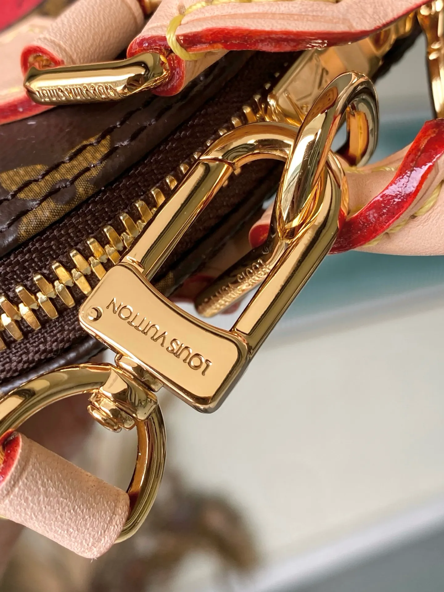 💰1100 Top Original Order M13416 This Nano Alma handbag combines Monogram coated canvas and cow leather trim, making the exquisite silhouette show the cherry pattern of the Louis Vuitton × Murakami replica series. The top handle and detachable and adjustable shoulder strap allow for a variety of carrying methods, and the internal space can accommodate daily needs such as a short wallet and a large smartphone. Dimensions: 18 × 12 × 8 cm