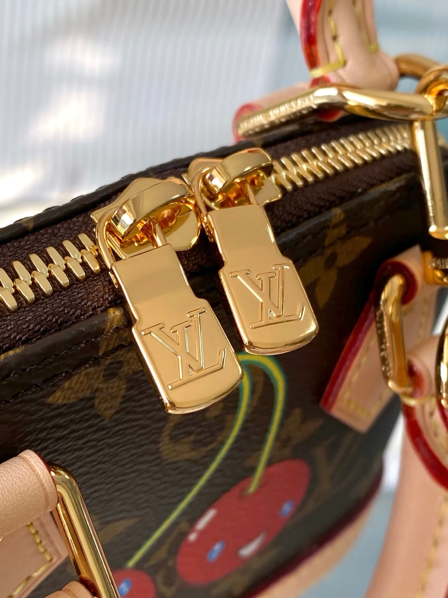 💰1100 Top Original Order M13416 This Nano Alma handbag combines Monogram coated canvas and cow leather trim, making the exquisite silhouette show the cherry pattern of the Louis Vuitton × Murakami replica series. The top handle and detachable and adjustable shoulder strap allow for a variety of carrying methods, and the internal space can accommodate daily needs such as a short wallet and a large smartphone. Dimensions: 18 × 12 × 8 cm
