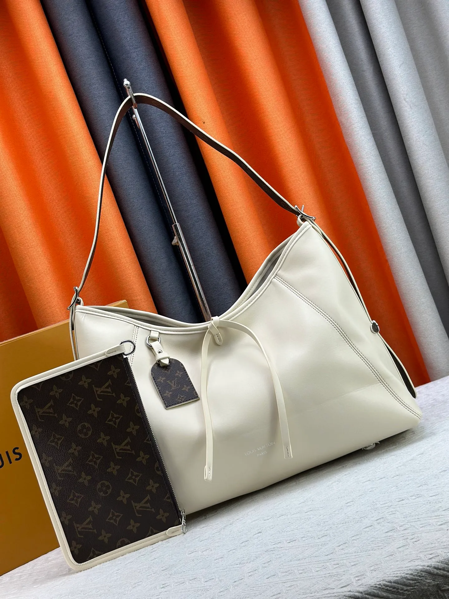 P260 upgrades the original M24861 M25143 M46203 M46197 CarryAll medium handbag, with Monogram canvas and leather trim to create a body-fitting design. There's a zipped pocket inside the ample space, and a detachable zipped clutch adds a functional element, with a buckle-adjustable handle. Large size: 39 x 30 x 15 cm Small size: 29 x 24 x 12 cm,