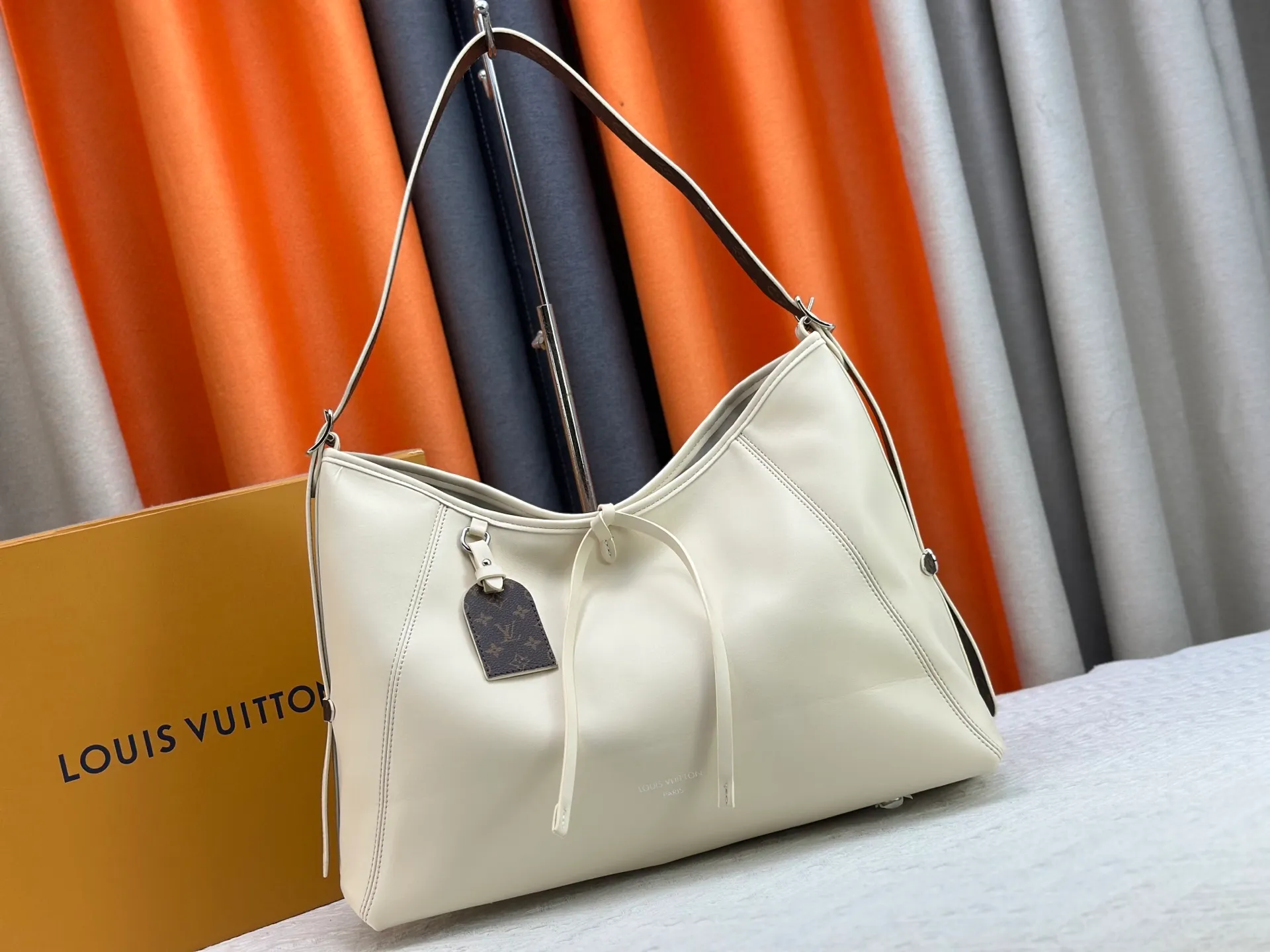 P260 upgrades the original M24861 M25143 M46203 M46197 CarryAll medium handbag, with Monogram canvas and leather trim to create a body-fitting design. There's a zipped pocket inside the ample space, and a detachable zipped clutch adds a functional element, with a buckle-adjustable handle. Large size: 39 x 30 x 15 cm Small size: 29 x 24 x 12 cm,
