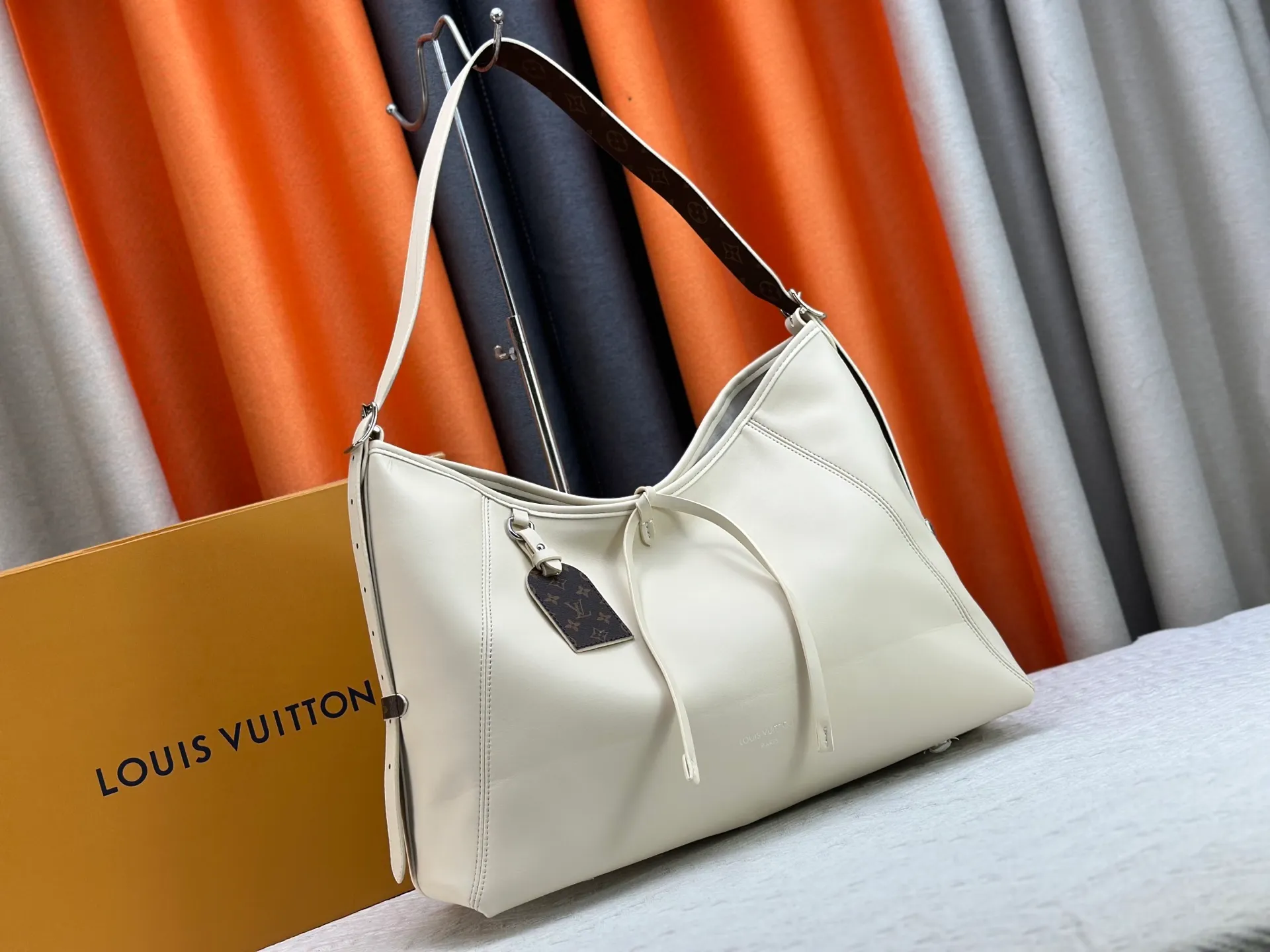 P260 upgrades the original M24861 M25143 M46203 M46197 CarryAll medium handbag, with Monogram canvas and leather trim to create a body-fitting design. There's a zipped pocket inside the ample space, and a detachable zipped clutch adds a functional element, with a buckle-adjustable handle. Large size: 39 x 30 x 15 cm Small size: 29 x 24 x 12 cm,