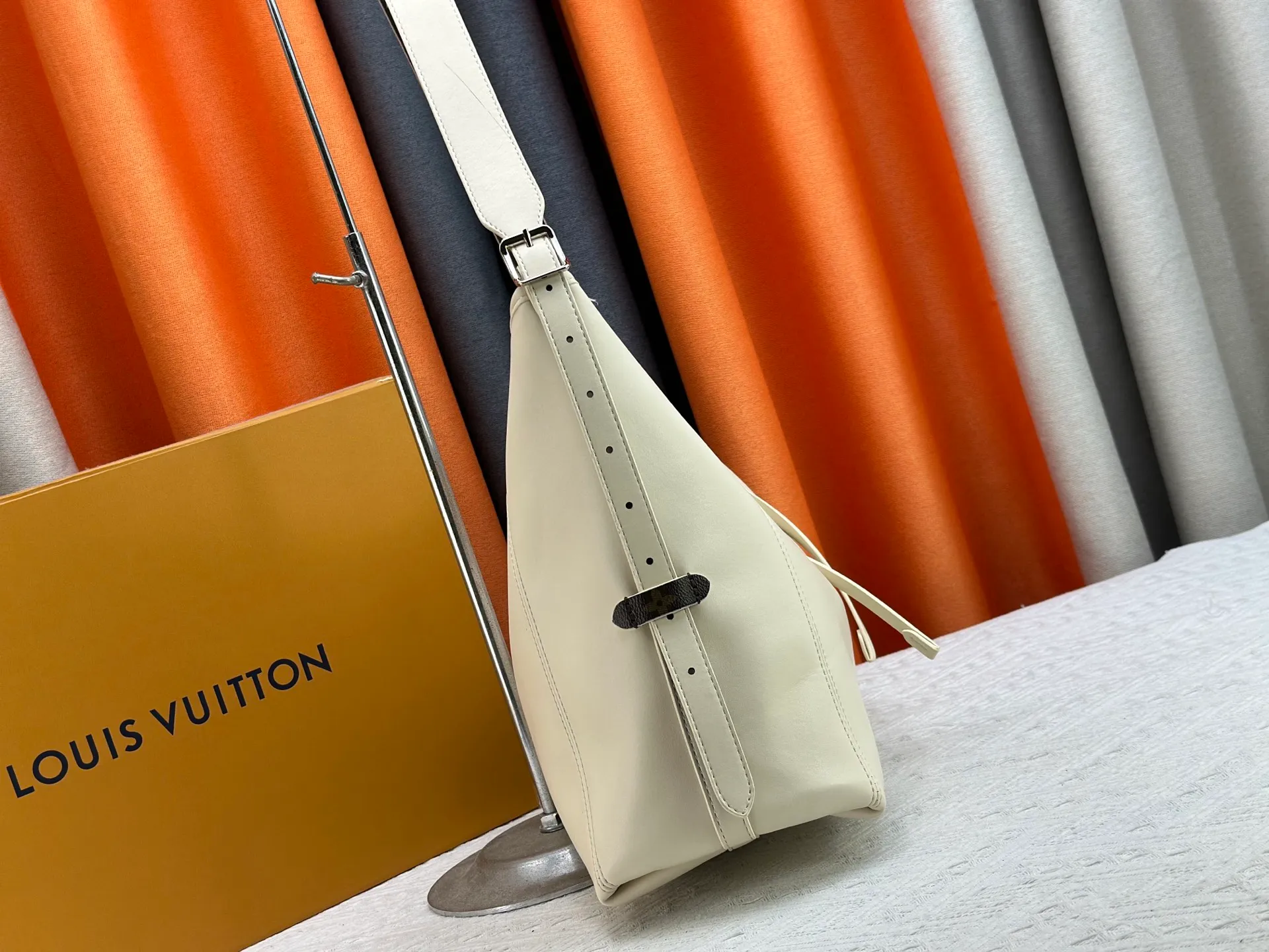 P260 upgrades the original M24861 M25143 M46203 M46197 CarryAll medium handbag, with Monogram canvas and leather trim to create a body-fitting design. There's a zipped pocket inside the ample space, and a detachable zipped clutch adds a functional element, with a buckle-adjustable handle. Large size: 39 x 30 x 15 cm Small size: 29 x 24 x 12 cm,