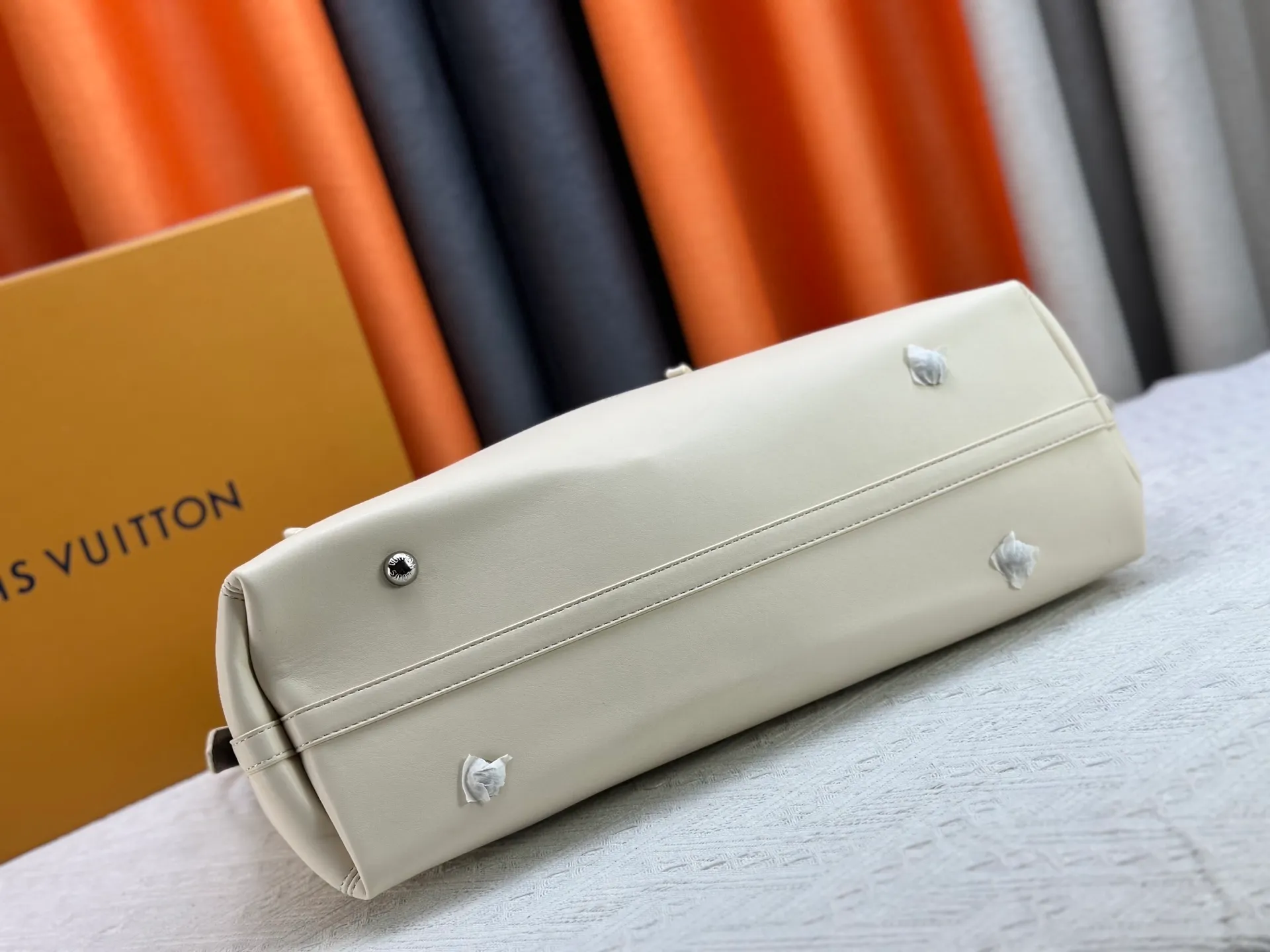 P260 upgrades the original M24861 M25143 M46203 M46197 CarryAll medium handbag, with Monogram canvas and leather trim to create a body-fitting design. There's a zipped pocket inside the ample space, and a detachable zipped clutch adds a functional element, with a buckle-adjustable handle. Large size: 39 x 30 x 15 cm Small size: 29 x 24 x 12 cm,