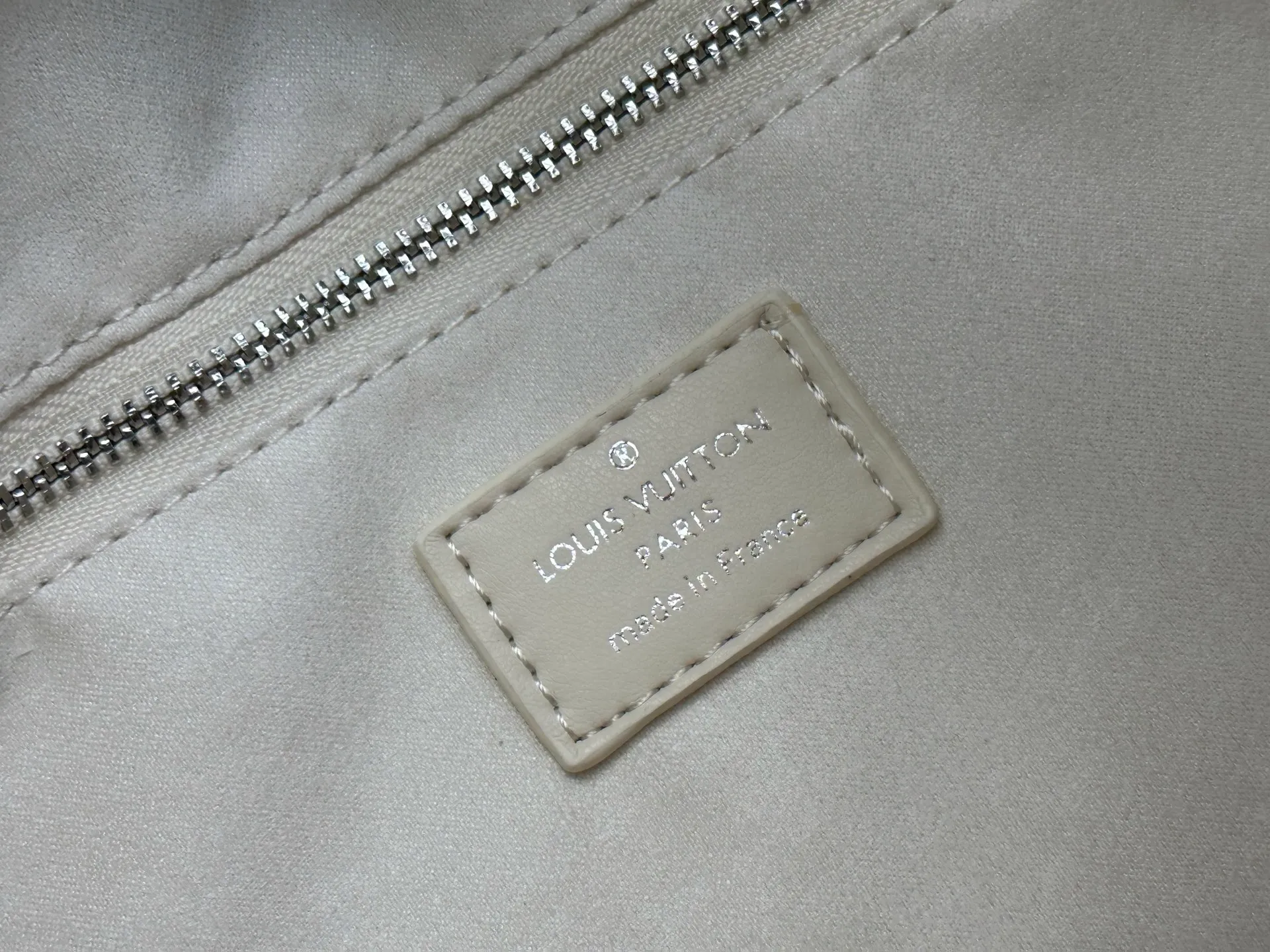 P260 upgrades the original M24861 M25143 M46203 M46197 CarryAll medium handbag, with Monogram canvas and leather trim to create a body-fitting design. There's a zipped pocket inside the ample space, and a detachable zipped clutch adds a functional element, with a buckle-adjustable handle. Large size: 39 x 30 x 15 cm Small size: 29 x 24 x 12 cm,