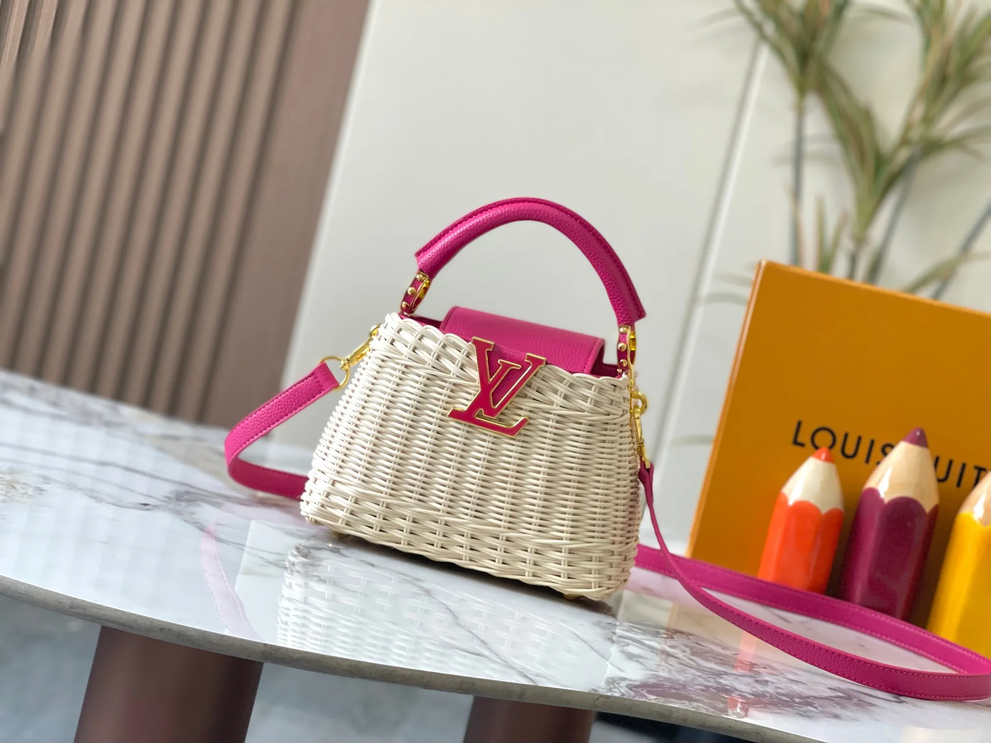 Upgraded version P660 M14365 This Capucines mini handbag has a unique rattan weaving structure that pays tribute to the Louis Vuitton picnic box design that came out in 1892. The cow leather shapes the top handle and flap, the LV letters reveal a metallic texture, and the detachable and adjustable leather shoulder strap makes it easy to carry on the shoulder. The gift box packaging provided with this product may be reasonably adjusted depending on the stock situation, and may be different from the packaging style displayed on this product page. Please refer to the actual gift box packaging style received for details. Size:21×14×8cm