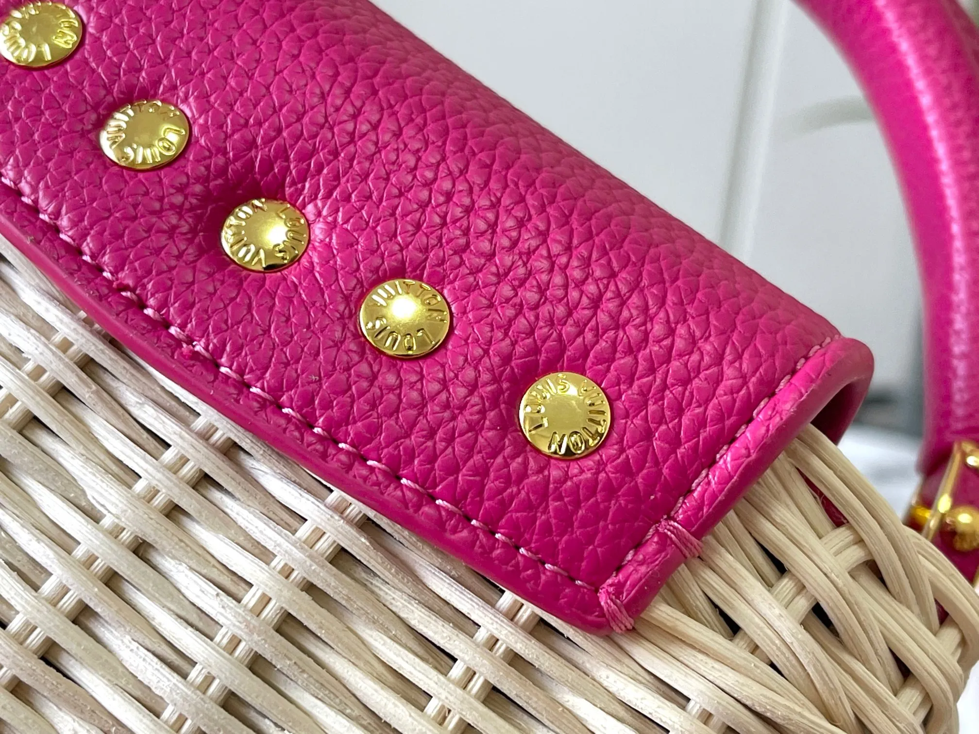 Upgraded version P660 M14365 This Capucines mini handbag has a unique rattan weaving structure that pays tribute to the Louis Vuitton picnic box design that came out in 1892. The cow leather shapes the top handle and flap, the LV letters reveal a metallic texture, and the detachable and adjustable leather shoulder strap makes it easy to carry on the shoulder. The gift box packaging provided with this product may be reasonably adjusted depending on the stock situation, and may be different from the packaging style displayed on this product page. Please refer to the actual gift box packaging style received for details. Size:21×14×8cm