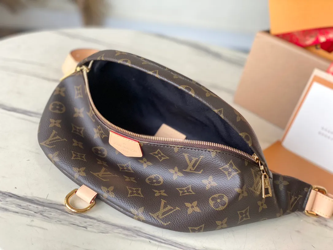 💰760 Top original order M43644 supports counter inspection. The photo taken of duty-free goods is consistent with the product and has not been unpacked. This product is an exclusive duty-free product in the market and is the highest-end product. Inspection is supported. This product has passed strict inspection and is flawless. Please wear gloves when touching the product. This product is not returnable or exchangeable. Please confirm the product first and then remove the label on the handle. This product is temporarily not open to the public, only regular customers, and is in short supply. Dimensions: 37 x 14 x 13 cm
