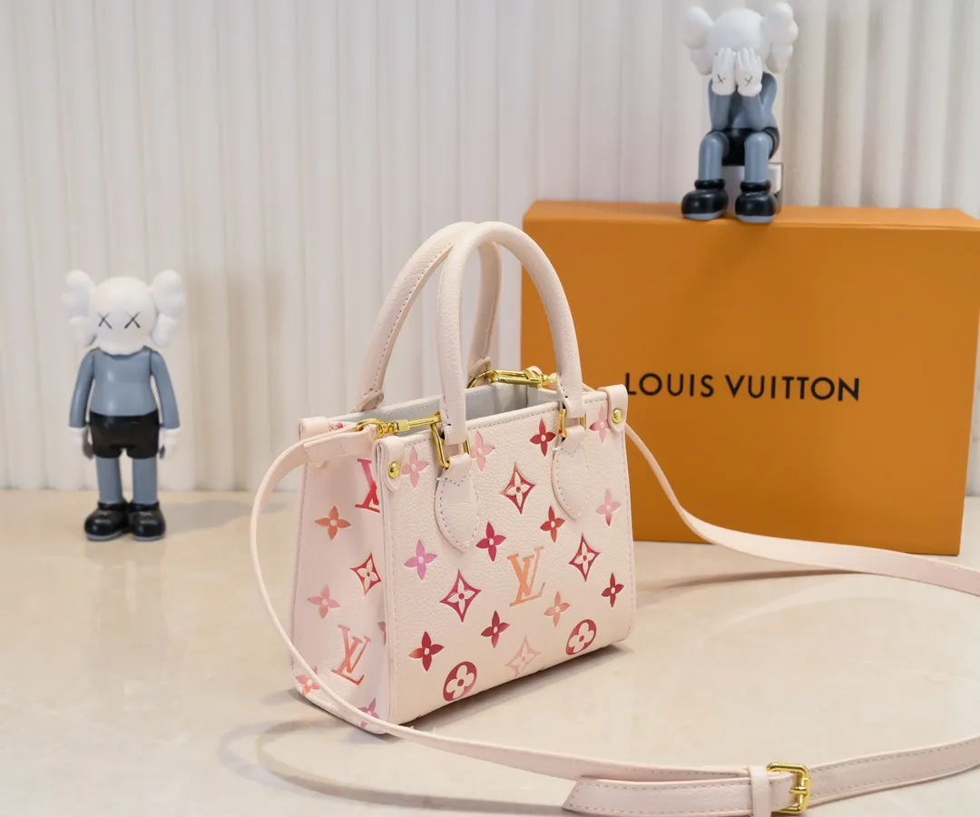 Batch 260💰M47115 This OnTheGo BB handbag is from the Sunrise Aquarelle series. It is made of colorful Monogram Empreinte leather with watercolor effect LV letters and Monogram flowers, delicately depicting the rising sun. The silk-screen luster is like crystal clear morning dew, and the rolled leather handles and detachable and adjustable shoulder strap allow for a variety of carrying methods. Size: 18x15x8.5cm