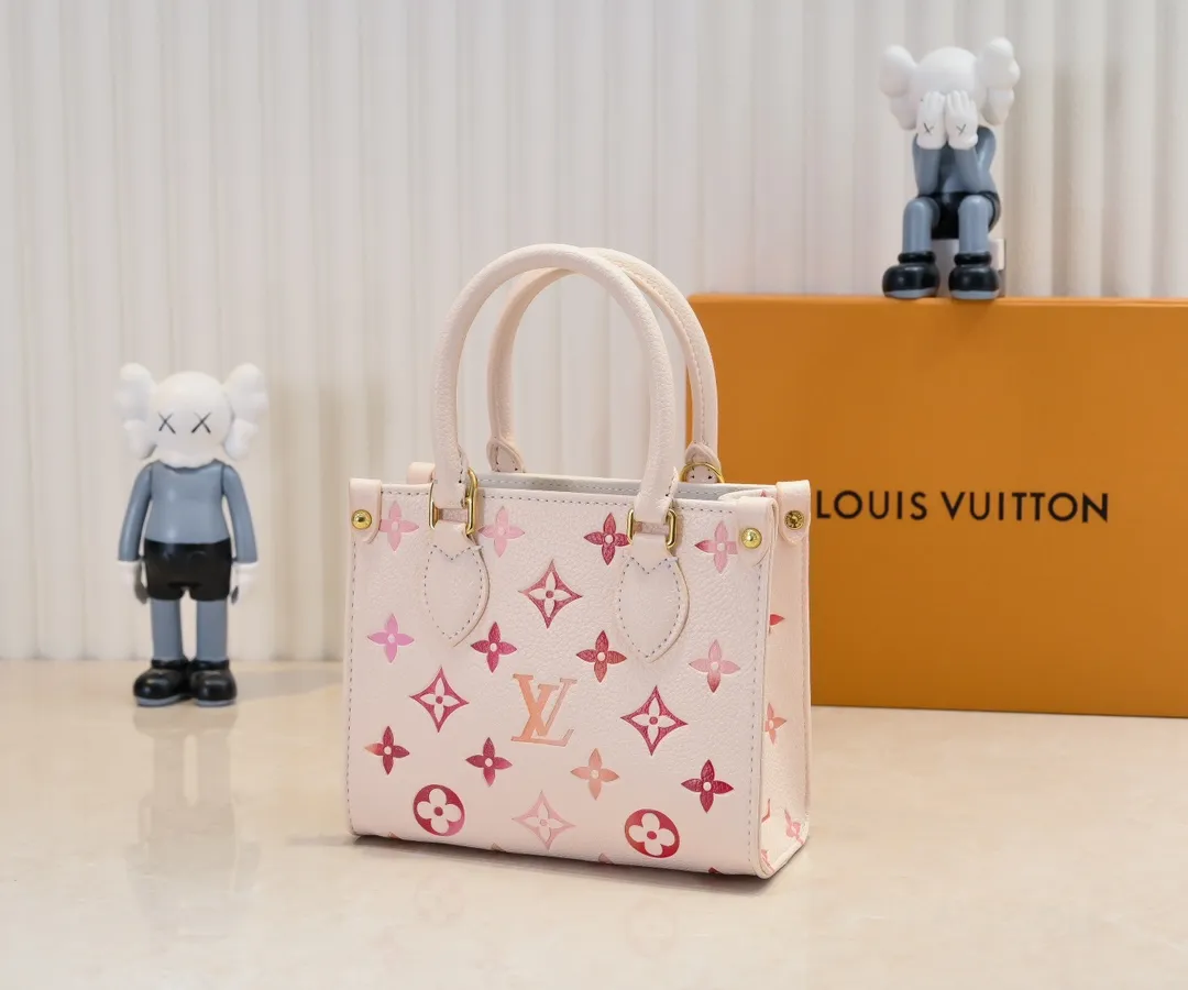 Batch 260💰M47115 This OnTheGo BB handbag is from the Sunrise Aquarelle series. It is made of colorful Monogram Empreinte leather with watercolor effect LV letters and Monogram flowers, delicately depicting the rising sun. The silk-screen luster is like crystal clear morning dew, and the rolled leather handles and detachable and adjustable shoulder strap allow for a variety of carrying methods. Size: 18x15x8.5cm