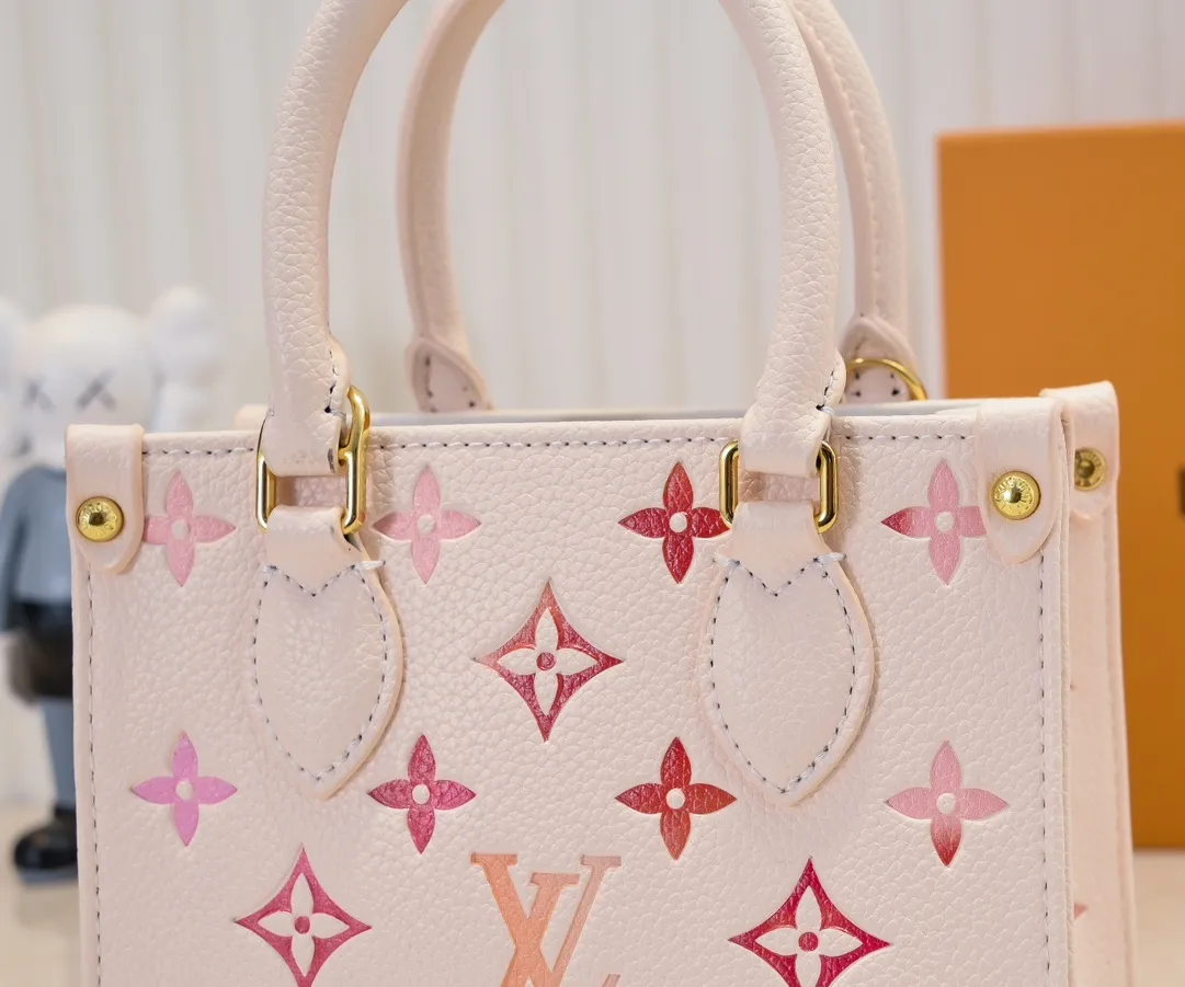 Batch 260💰M47115 This OnTheGo BB handbag is from the Sunrise Aquarelle series. It is made of colorful Monogram Empreinte leather with watercolor effect LV letters and Monogram flowers, delicately depicting the rising sun. The silk-screen luster is like crystal clear morning dew, and the rolled leather handles and detachable and adjustable shoulder strap allow for a variety of carrying methods. Size: 18x15x8.5cm
