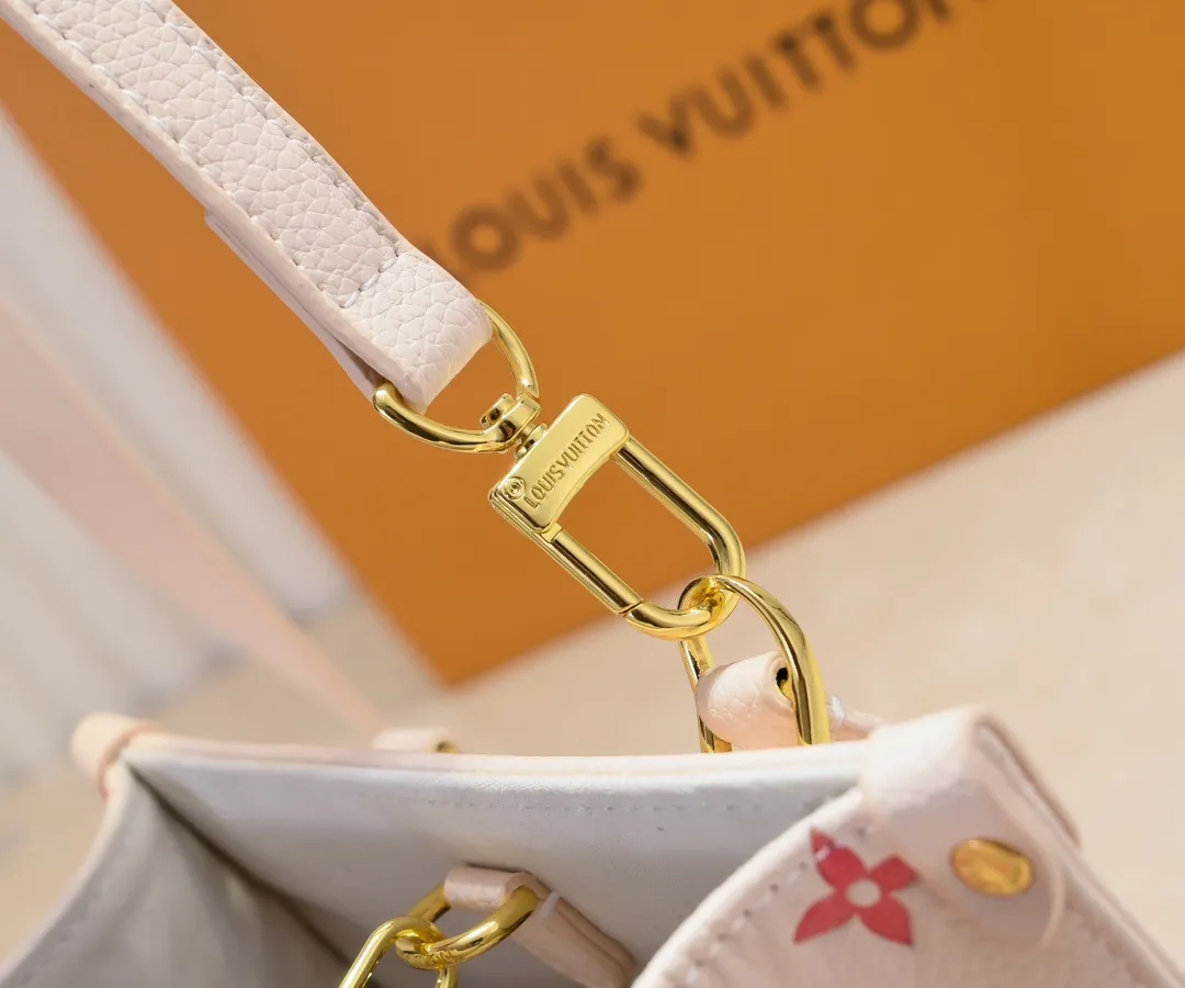 Batch 260💰M47115 This OnTheGo BB handbag is from the Sunrise Aquarelle series. It is made of colorful Monogram Empreinte leather with watercolor effect LV letters and Monogram flowers, delicately depicting the rising sun. The silk-screen luster is like crystal clear morning dew, and the rolled leather handles and detachable and adjustable shoulder strap allow for a variety of carrying methods. Size: 18x15x8.5cm