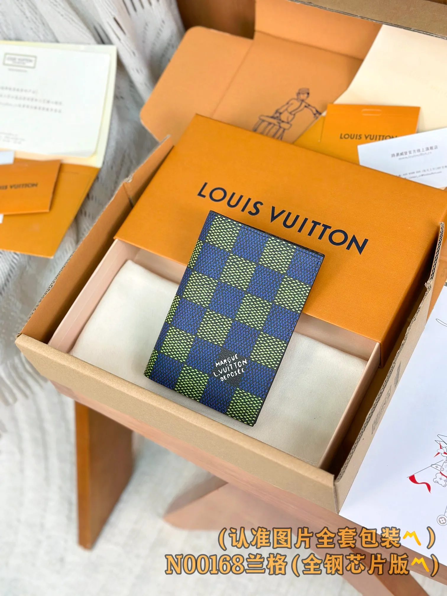 💰560 [Authentic grade] [Special grade MB all steel high elastic fabric] N00168 Lange passport holder (〽️A grade all steel〽️) personalized customized version! Transcoding chip, passport envelope! This classic passport cover is made of Damier Heritage coated canvas and lined with signature Monogram canvas. The retro "Marque Louis Vuitton Déposée" words are placed in the blue-green Damier plaid pattern. The passport envelope has four business card slots and a patch pocket, making it extremely practical in design.  10 x 14 x 2.5 cm (length x height x width).