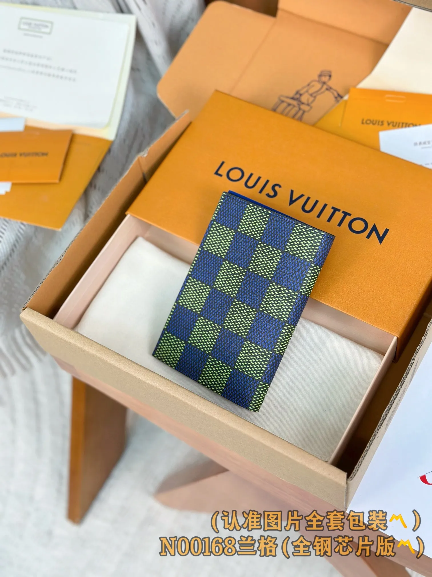 💰560 [Authentic grade] [Special grade MB all steel high elastic fabric] N00168 Lange passport holder (〽️A grade all steel〽️) personalized customized version! Transcoding chip, passport envelope! This classic passport cover is made of Damier Heritage coated canvas and lined with signature Monogram canvas. The retro "Marque Louis Vuitton Déposée" words are placed in the blue-green Damier plaid pattern. The passport envelope has four business card slots and a patch pocket, making it extremely practical in design.  10 x 14 x 2.5 cm (length x height x width).