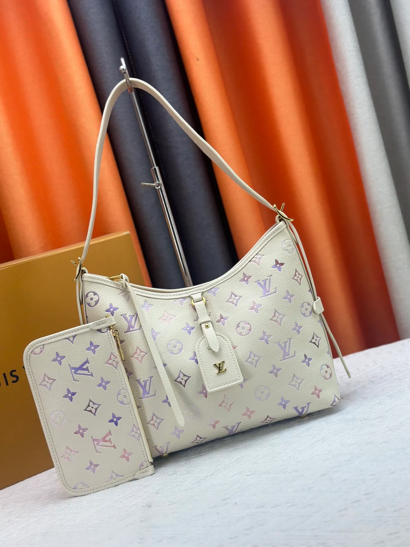 P240 Upgraded original [CarryAll small handbag] M46289 46288 46293 white gradient small handbag made of Monogram canvas and leather trim, making it a personal companion for urban life. The generous construction has a neat interior and a large interior pocket adds a functional element. Monogram canvas zippered clutch secured with leather strap. Dimensions: Small 29x24x12 cm