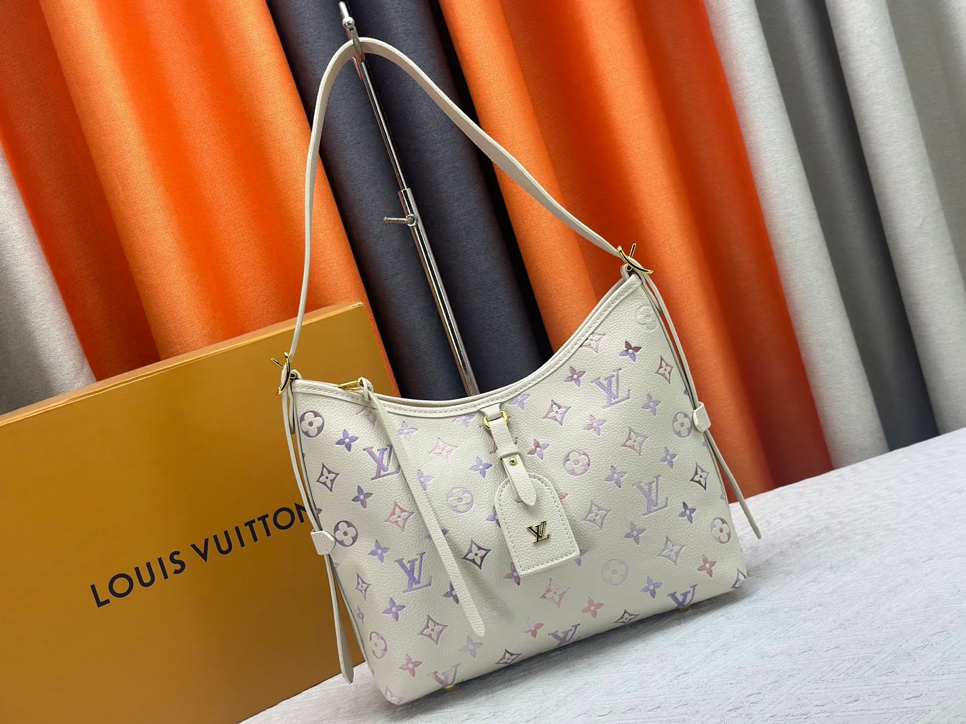 P240 Upgraded original [CarryAll small handbag] M46289 46288 46293 white gradient small handbag made of Monogram canvas and leather trim, making it a personal companion for urban life. The generous construction has a neat interior and a large interior pocket adds a functional element. Monogram canvas zippered clutch secured with leather strap. Dimensions: Small 29x24x12 cm