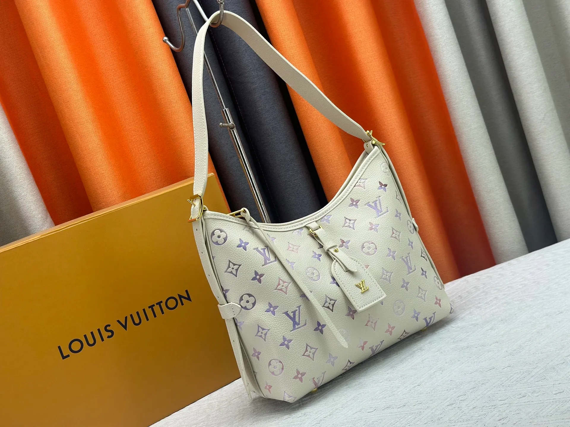 P240 Upgraded original [CarryAll small handbag] M46289 46288 46293 white gradient small handbag made of Monogram canvas and leather trim, making it a personal companion for urban life. The generous construction has a neat interior and a large interior pocket adds a functional element. Monogram canvas zippered clutch secured with leather strap. Dimensions: Small 29x24x12 cm