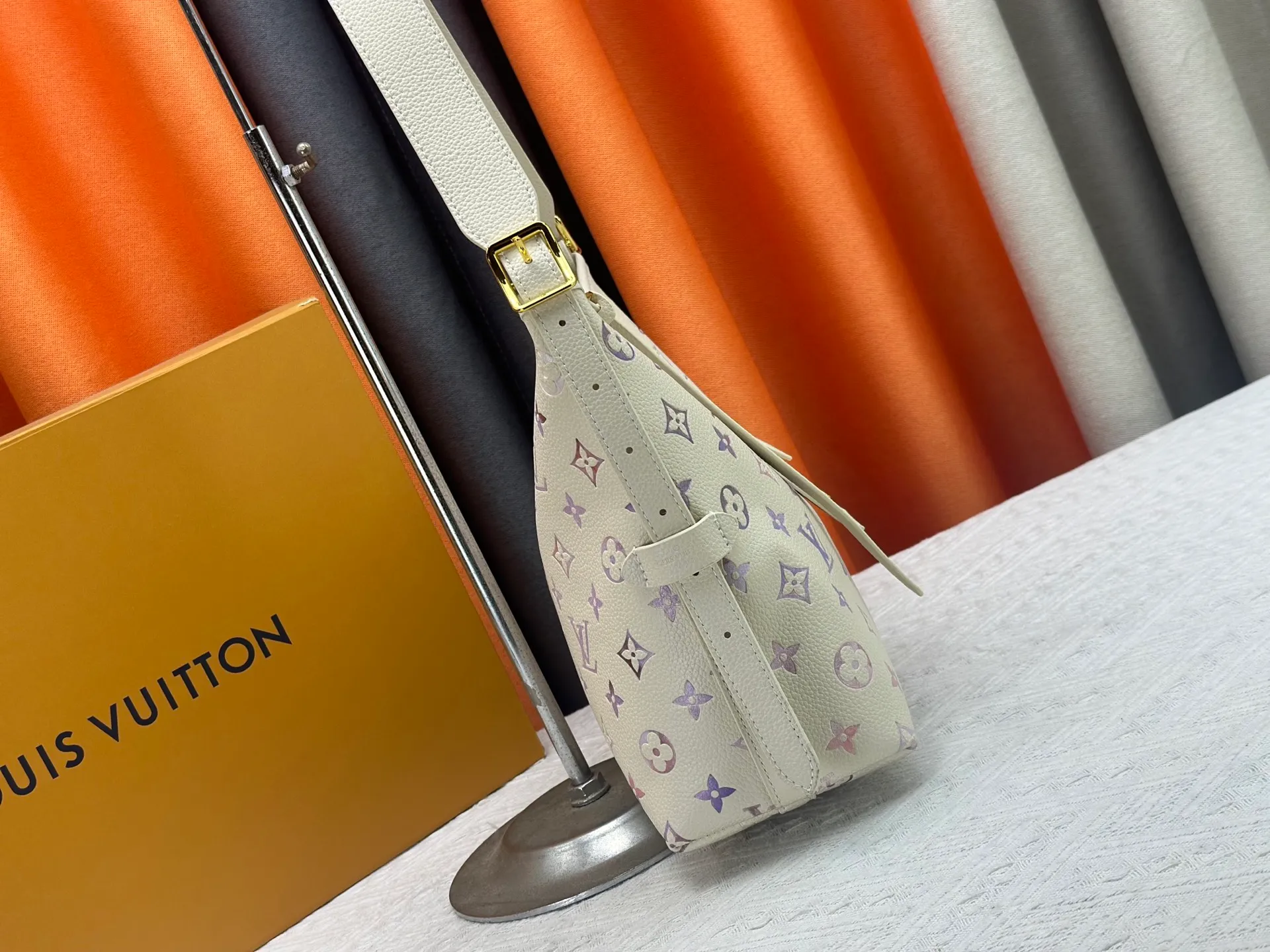 P240 Upgraded original [CarryAll small handbag] M46289 46288 46293 white gradient small handbag made of Monogram canvas and leather trim, making it a personal companion for urban life. The generous construction has a neat interior and a large interior pocket adds a functional element. Monogram canvas zippered clutch secured with leather strap. Dimensions: Small 29x24x12 cm