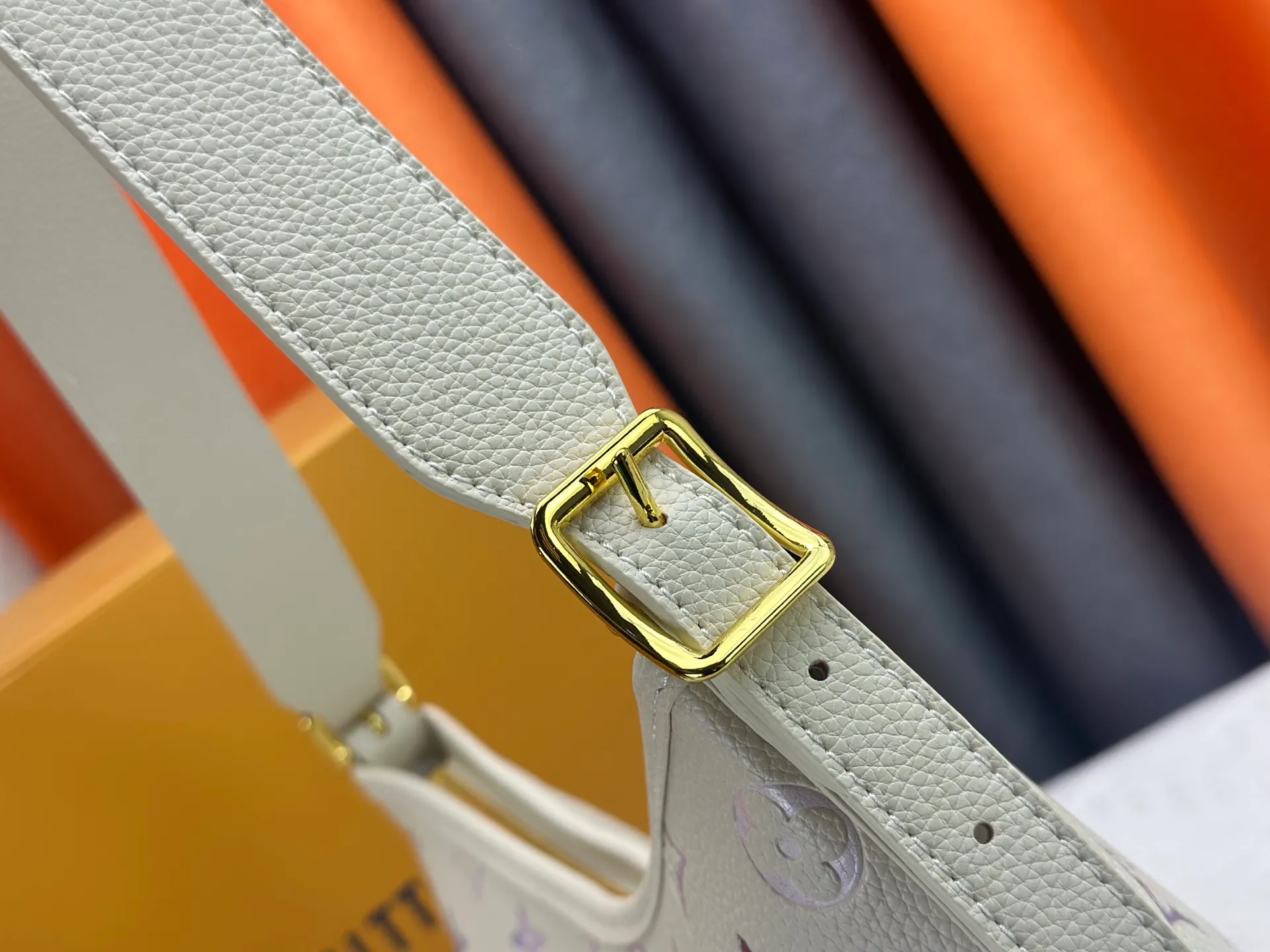 P240 Upgraded original [CarryAll small handbag] M46289 46288 46293 white gradient small handbag made of Monogram canvas and leather trim, making it a personal companion for urban life. The generous construction has a neat interior and a large interior pocket adds a functional element. Monogram canvas zippered clutch secured with leather strap. Dimensions: Small 29x24x12 cm