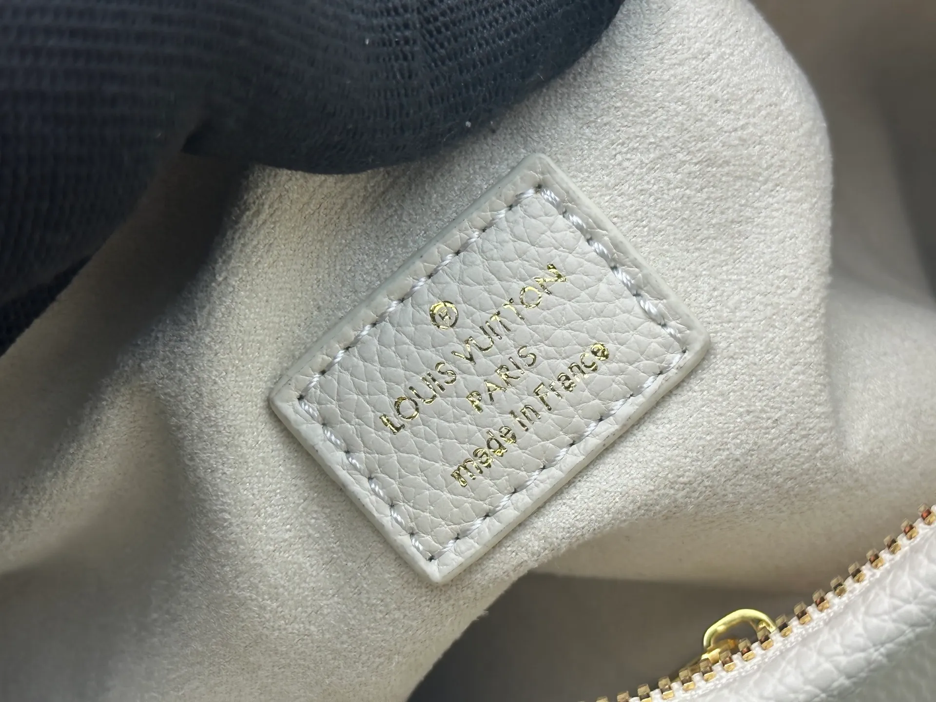 P240 Upgraded original [CarryAll small handbag] M46289 46288 46293 white gradient small handbag made of Monogram canvas and leather trim, making it a personal companion for urban life. The generous construction has a neat interior and a large interior pocket adds a functional element. Monogram canvas zippered clutch secured with leather strap. Dimensions: Small 29x24x12 cm