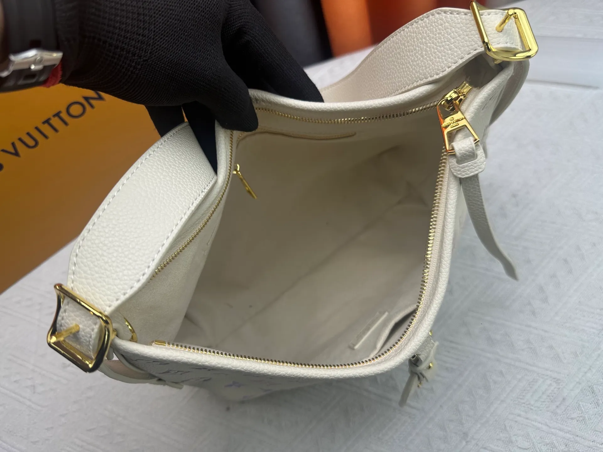 P240 Upgraded original [CarryAll small handbag] M46289 46288 46293 white gradient small handbag made of Monogram canvas and leather trim, making it a personal companion for urban life. The generous construction has a neat interior and a large interior pocket adds a functional element. Monogram canvas zippered clutch secured with leather strap. Dimensions: Small 29x24x12 cm