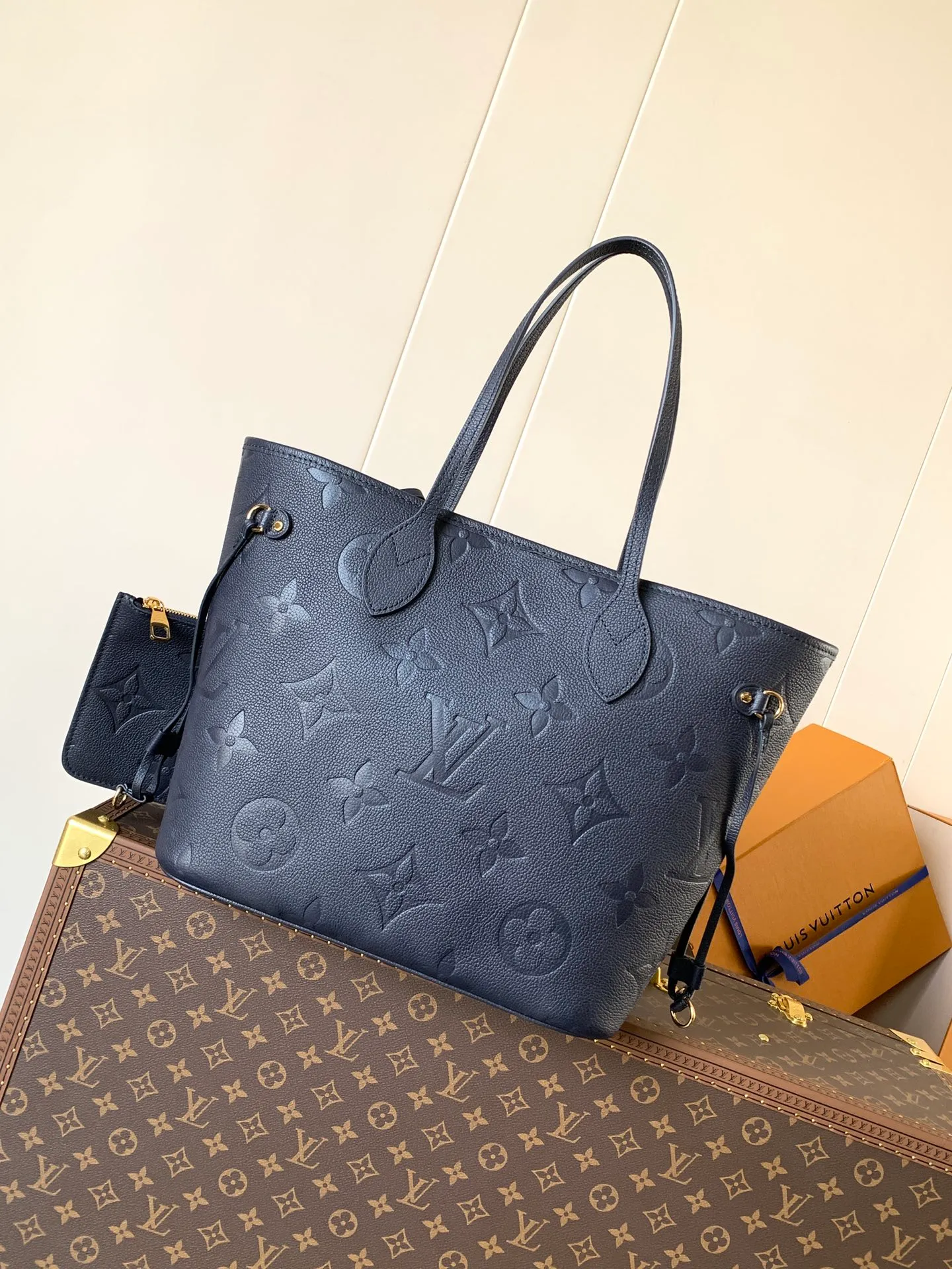 💰1180 (top layer leather) black lining top original order, M47143 blue M46482 haze blue M46599 maroon M45685 black M45684 beige M45686 gray M46516 vanilla M46514 blue gradient M46329 nude pink M45686 apricot print M46135 brown Neverfull medium shopping bag! Redesigned interior pockets feature fresh fabric linings and vintage details inspired by the archives, most notably the detachable zippered clutch, which can be used on its own as a sophisticated clutch or as an additional pocket. 32x29x17cm