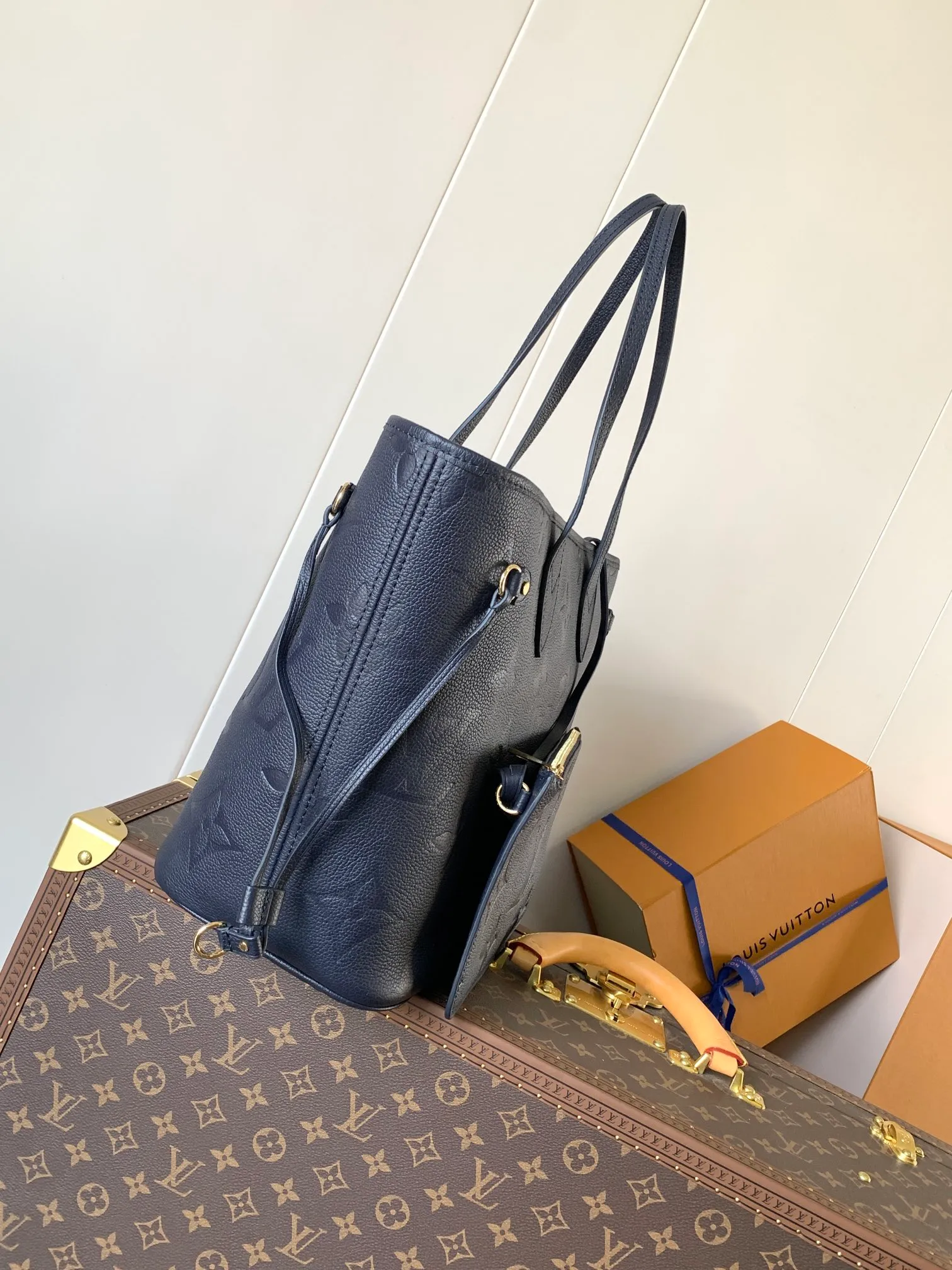 💰1180 (top layer leather) black lining top original order, M47143 blue M46482 haze blue M46599 maroon M45685 black M45684 beige M45686 gray M46516 vanilla M46514 blue gradient M46329 nude pink M45686 apricot print M46135 brown Neverfull medium shopping bag! Redesigned interior pockets feature fresh fabric linings and vintage details inspired by the archives, most notably the detachable zippered clutch, which can be used on its own as a sophisticated clutch or as an additional pocket. 32x29x17cm