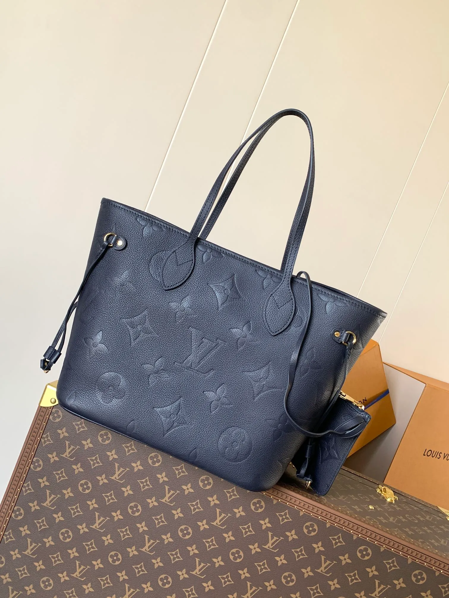 💰1180 (top layer leather) black lining top original order, M47143 blue M46482 haze blue M46599 maroon M45685 black M45684 beige M45686 gray M46516 vanilla M46514 blue gradient M46329 nude pink M45686 apricot print M46135 brown Neverfull medium shopping bag! Redesigned interior pockets feature fresh fabric linings and vintage details inspired by the archives, most notably the detachable zippered clutch, which can be used on its own as a sophisticated clutch or as an additional pocket. 32x29x17cm