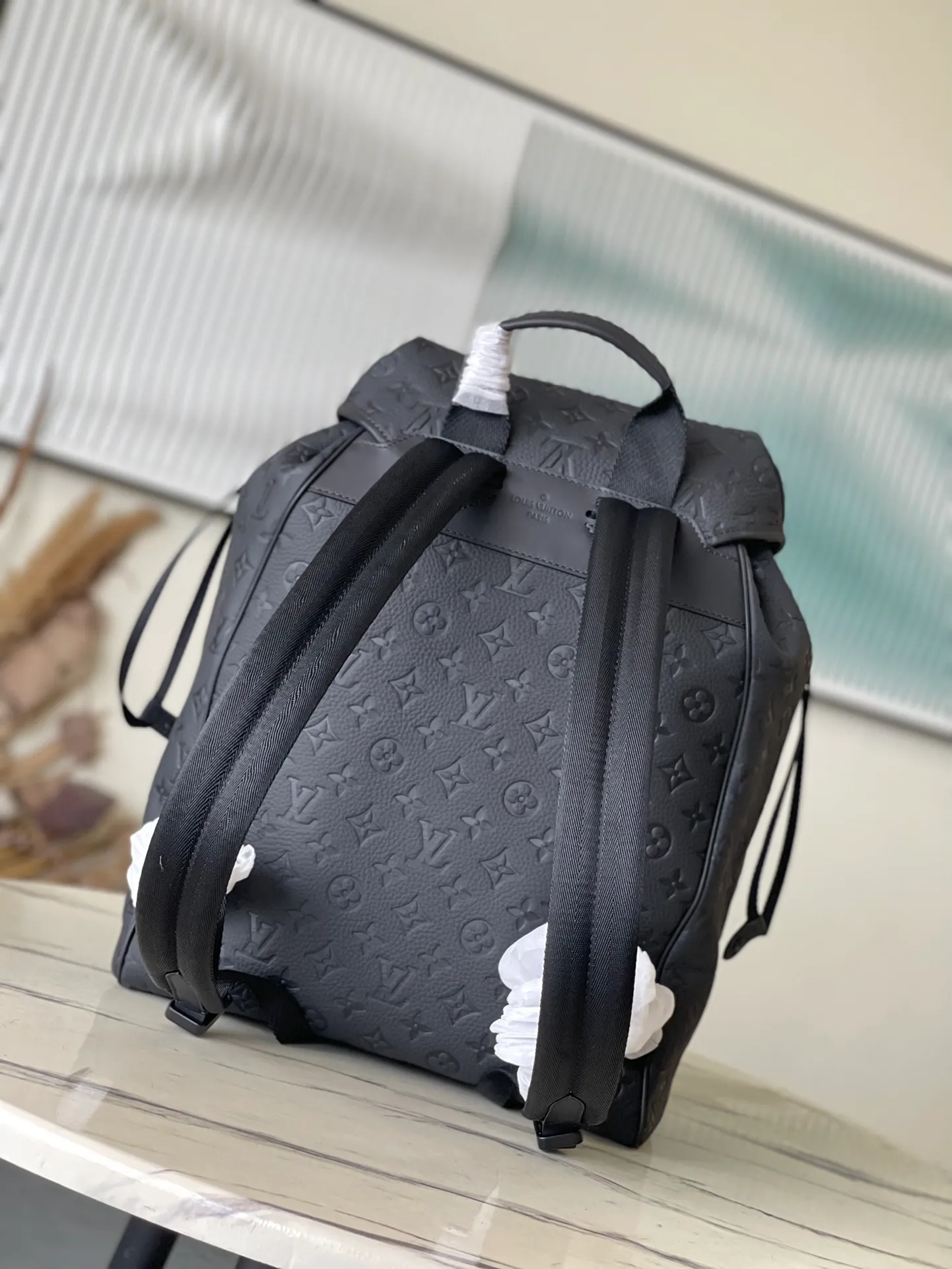 💰1240 (top-grain leather) top-quality original M23127 full leather. This Montsouris backpack is made of Monogram Eclipse canvas with cow leather trim. It uses a drawstring and magnetic buckle to ensure secure storage. The large zippered front pocket makes it easy to take everything you need on the go, and the adjustable shoulder strap provides a comfortable carrying experience. Dimensions: 32 × 40 × 19 cm