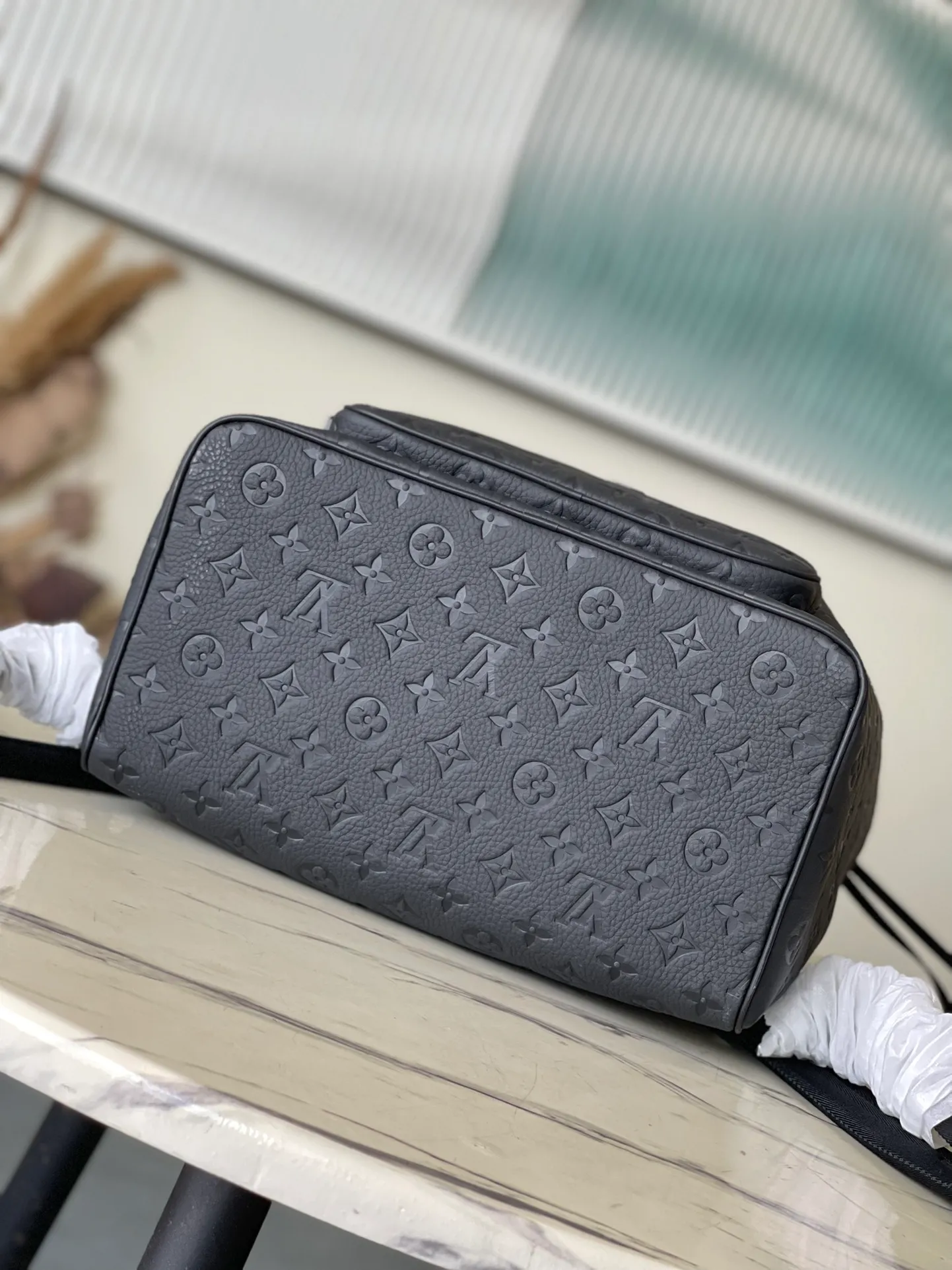 💰1240 (top-grain leather) top-quality original M23127 full leather. This Montsouris backpack is made of Monogram Eclipse canvas with cow leather trim. It uses a drawstring and magnetic buckle to ensure secure storage. The large zippered front pocket makes it easy to take everything you need on the go, and the adjustable shoulder strap provides a comfortable carrying experience. Dimensions: 32 × 40 × 19 cm