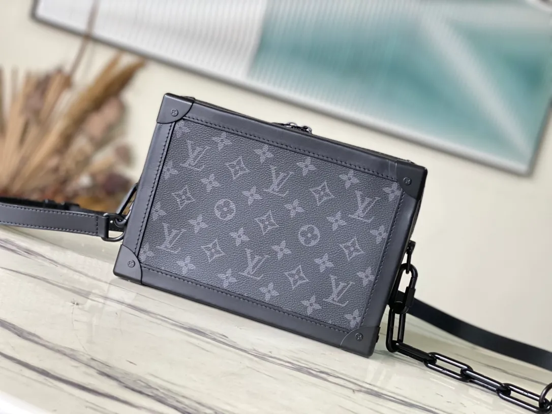 💰1080 (steel chain) top original M44730 Soft Trunk handbag is made of Monogram Eclipse canvas and matte black metal parts, with an adjustable black leather shoulder strap to achieve a soft messenger bag shape. The reinforced corners slowly convey the charm of the brand's classic hard case, the wide-mouth design makes it easy to access items, and the soft texture brings a portable carrying experience. Dimensions: 25.0 x 18.0 x 10.0 cm