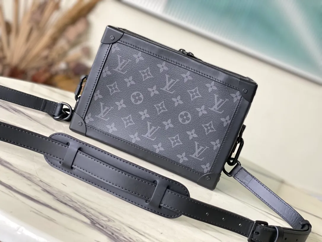 💰1080 (steel chain) top original M44730 Soft Trunk handbag is made of Monogram Eclipse canvas and matte black metal parts, with an adjustable black leather shoulder strap to achieve a soft messenger bag shape. The reinforced corners slowly convey the charm of the brand's classic hard case, the wide-mouth design makes it easy to access items, and the soft texture brings a portable carrying experience. Dimensions: 25.0 x 18.0 x 10.0 cm