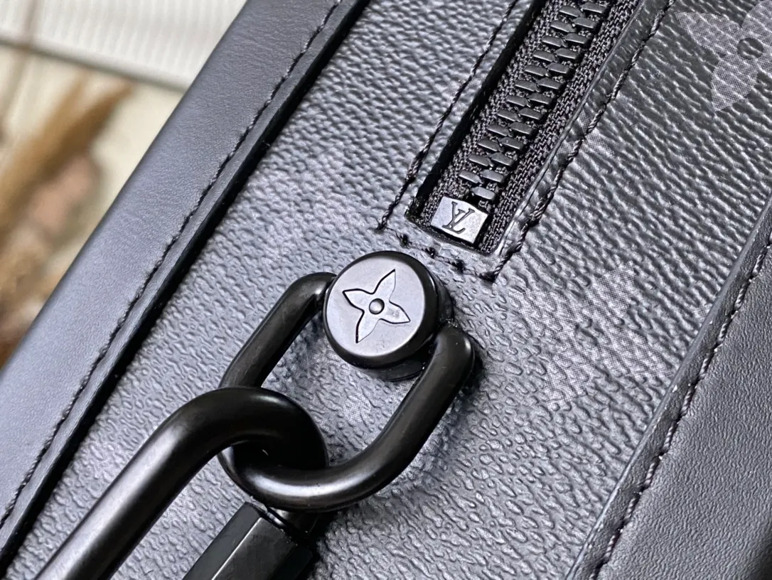 💰1080 (steel chain) top original M44730 Soft Trunk handbag is made of Monogram Eclipse canvas and matte black metal parts, with an adjustable black leather shoulder strap to achieve a soft messenger bag shape. The reinforced corners slowly convey the charm of the brand's classic hard case, the wide-mouth design makes it easy to access items, and the soft texture brings a portable carrying experience. Dimensions: 25.0 x 18.0 x 10.0 cm
