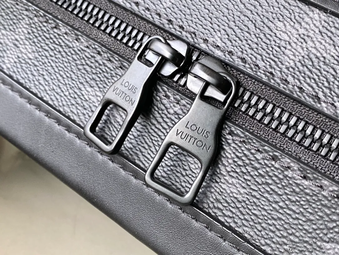 💰1080 (steel chain) top original M44730 Soft Trunk handbag is made of Monogram Eclipse canvas and matte black metal parts, with an adjustable black leather shoulder strap to achieve a soft messenger bag shape. The reinforced corners slowly convey the charm of the brand's classic hard case, the wide-mouth design makes it easy to access items, and the soft texture brings a portable carrying experience. Dimensions: 25.0 x 18.0 x 10.0 cm