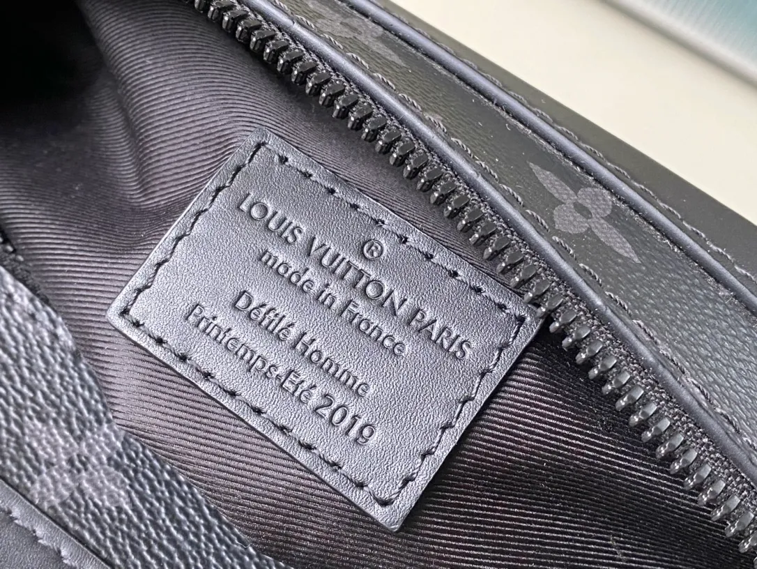 💰1080 (steel chain) top original M44730 Soft Trunk handbag is made of Monogram Eclipse canvas and matte black metal parts, with an adjustable black leather shoulder strap to achieve a soft messenger bag shape. The reinforced corners slowly convey the charm of the brand's classic hard case, the wide-mouth design makes it easy to access items, and the soft texture brings a portable carrying experience. Dimensions: 25.0 x 18.0 x 10.0 cm