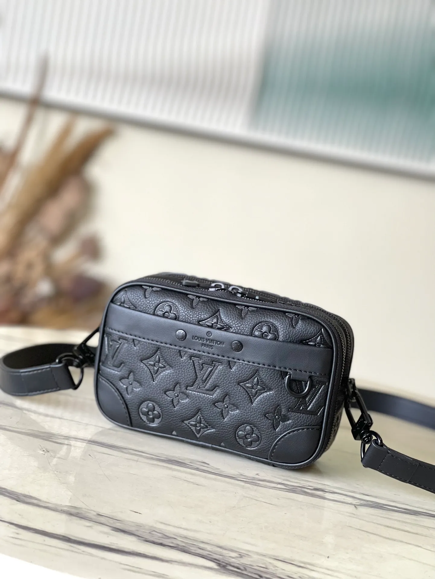 💰880 (top layer leather) top original order M82544 Nano Alpha handbag is made of Monogram Shadow leather with subtle embossing of Monogram pattern, which makes the compact structure show elegant style. The rivet elements are marked with the brand's signature, and the zippered compartments and external patch pockets are convenient for storing daily needs. The detachable and adjustable leather strap allows for comfortable carrying. Dimensions: 11 × 18.5 × 6.5 cm