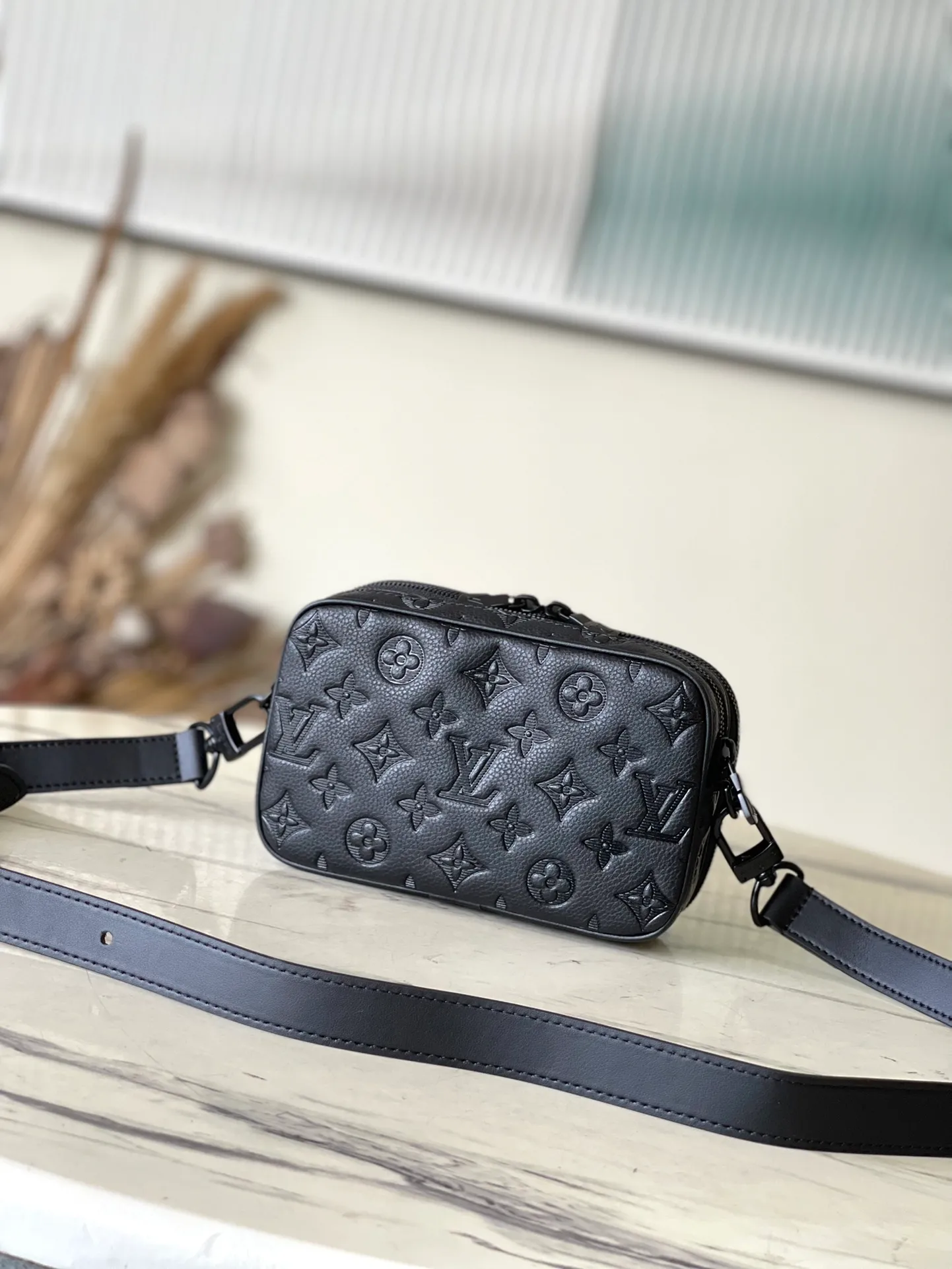 💰880 (top layer leather) top original order M82544 Nano Alpha handbag is made of Monogram Shadow leather with subtle embossing of Monogram pattern, which makes the compact structure show elegant style. The rivet elements are marked with the brand's signature, and the zippered compartments and external patch pockets are convenient for storing daily needs. The detachable and adjustable leather strap allows for comfortable carrying. Dimensions: 11 × 18.5 × 6.5 cm
