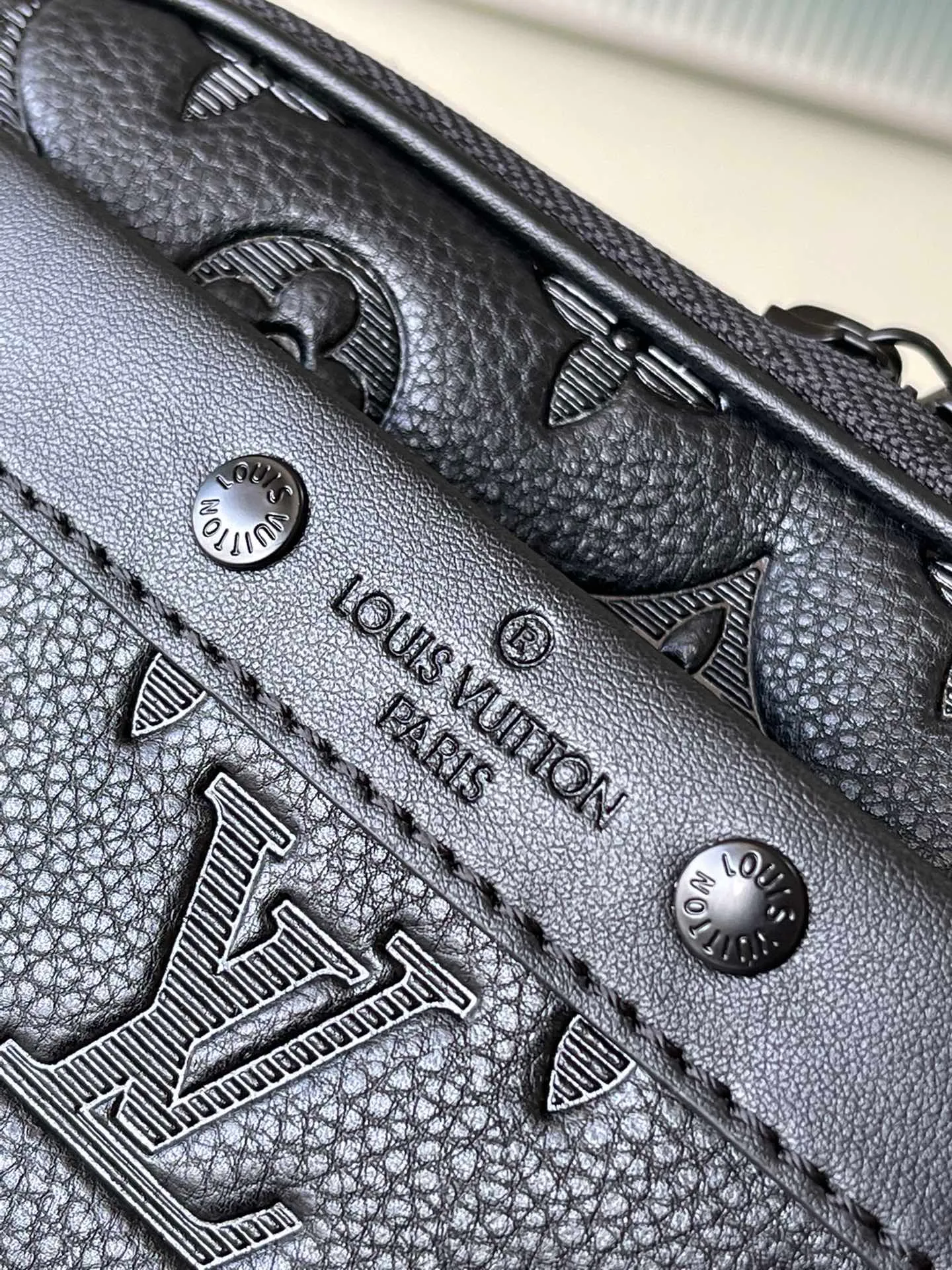 💰880 (top layer leather) top original order M82544 Nano Alpha handbag is made of Monogram Shadow leather with subtle embossing of Monogram pattern, which makes the compact structure show elegant style. The rivet elements are marked with the brand's signature, and the zippered compartments and external patch pockets are convenient for storing daily needs. The detachable and adjustable leather strap allows for comfortable carrying. Dimensions: 11 × 18.5 × 6.5 cm