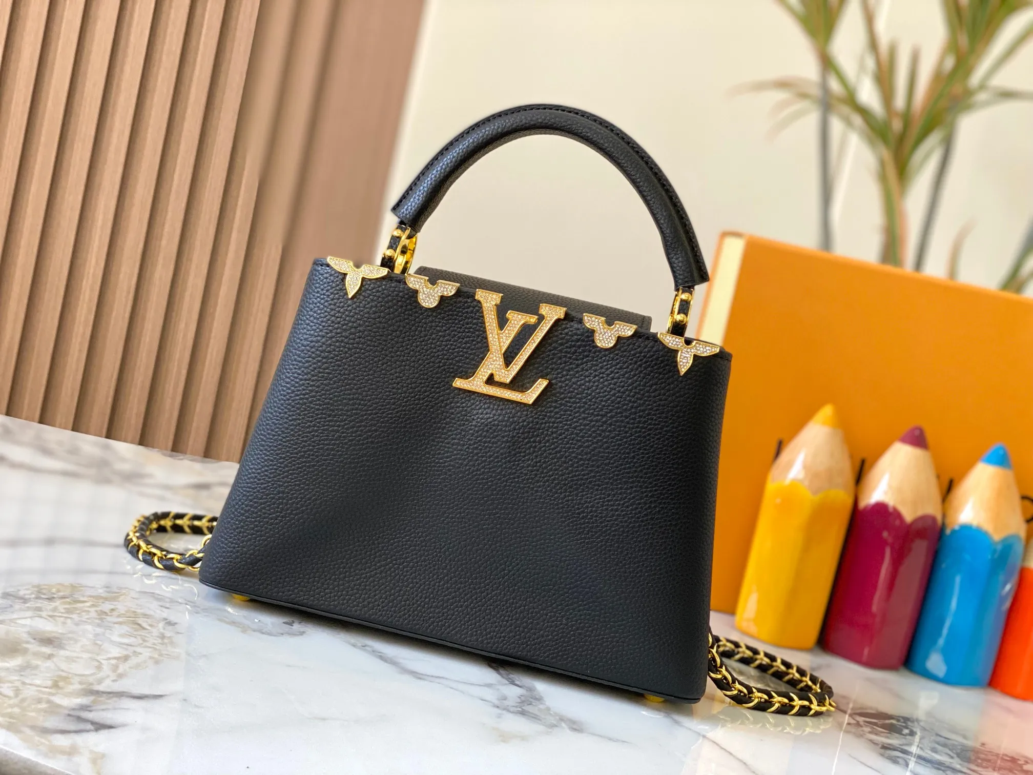 Top original P460 Guangzhou product M24584 black gold and diamond corolla 🔺This Capucines Flower Crown handbag is made of full-grain Taurillon leather embellished with Monogram flowers. Each flower is shaped by exquisite crystal diamonds. The LV logo and flowers echo each other, giving this feminine handbag a jewel-like luster. Use the detachable shoulder strap skillfully to switch between shoulder and crossbody at will♠️Size: 27 * 18 * 9 cm🥂