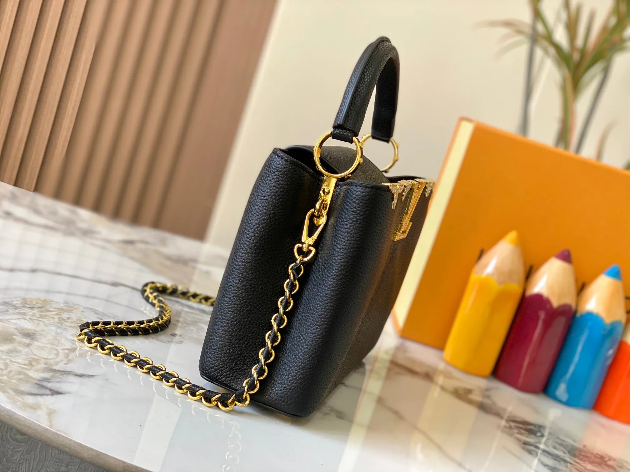 Top original P460 Guangzhou product M24584 black gold and diamond corolla 🔺This Capucines Flower Crown handbag is made of full-grain Taurillon leather embellished with Monogram flowers. Each flower is shaped by exquisite crystal diamonds. The LV logo and flowers echo each other, giving this feminine handbag a jewel-like luster. Use the detachable shoulder strap skillfully to switch between shoulder and crossbody at will♠️Size: 27 * 18 * 9 cm🥂