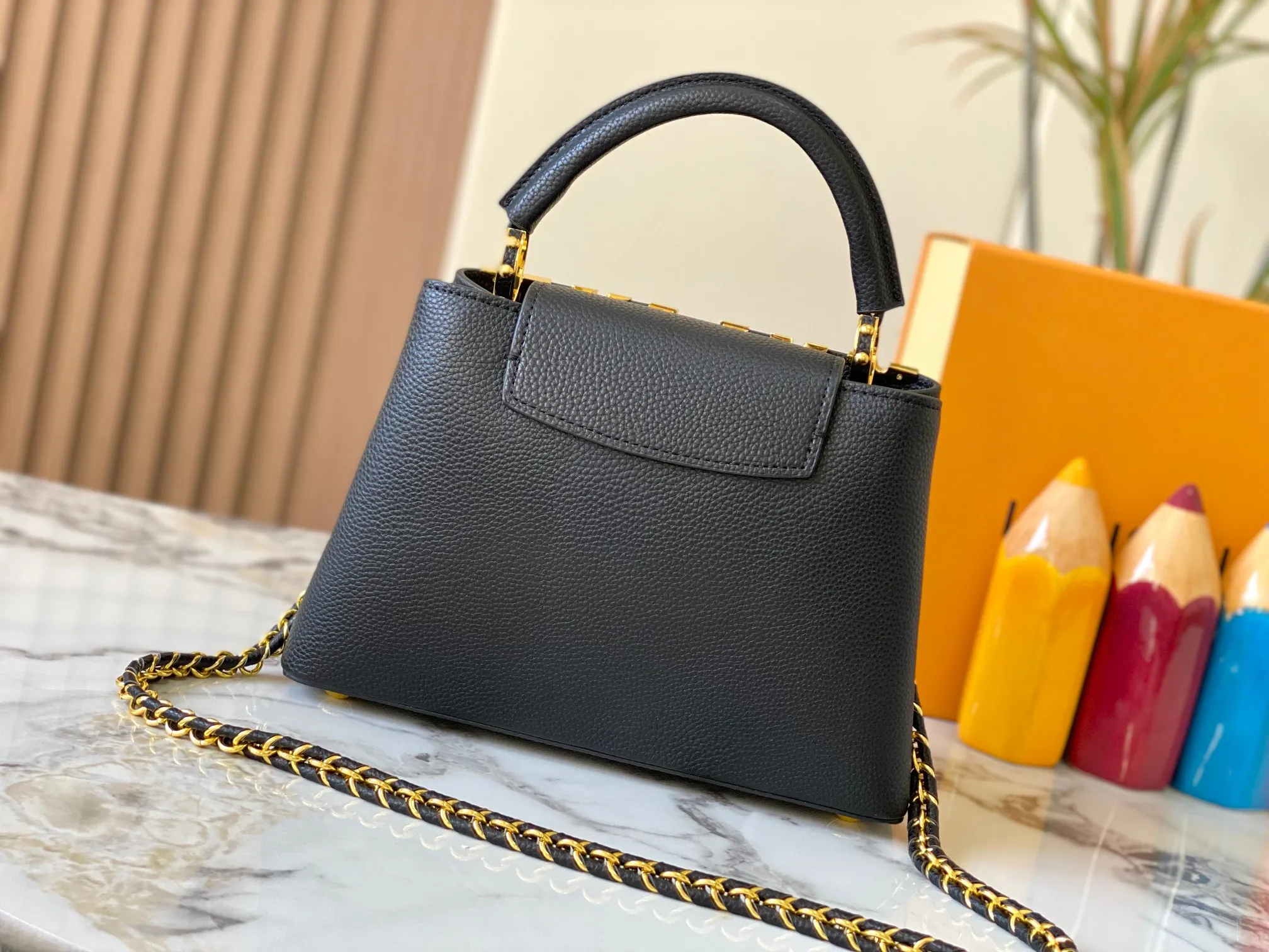 Top original P460 Guangzhou product M24584 black gold and diamond corolla 🔺This Capucines Flower Crown handbag is made of full-grain Taurillon leather embellished with Monogram flowers. Each flower is shaped by exquisite crystal diamonds. The LV logo and flowers echo each other, giving this feminine handbag a jewel-like luster. Use the detachable shoulder strap skillfully to switch between shoulder and crossbody at will♠️Size: 27 * 18 * 9 cm🥂